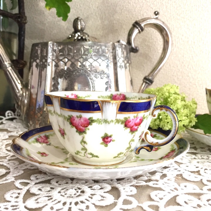 イギリス ジョージ ジョーンズ クレッセントの薔薇とコバルトブルーの可愛らしいティーカップ Rosy Baby イギリス ジョージ ジョーンズ クレッセントの薔薇とコバルトブルーの可愛らしいティーカップ Rosy Baby