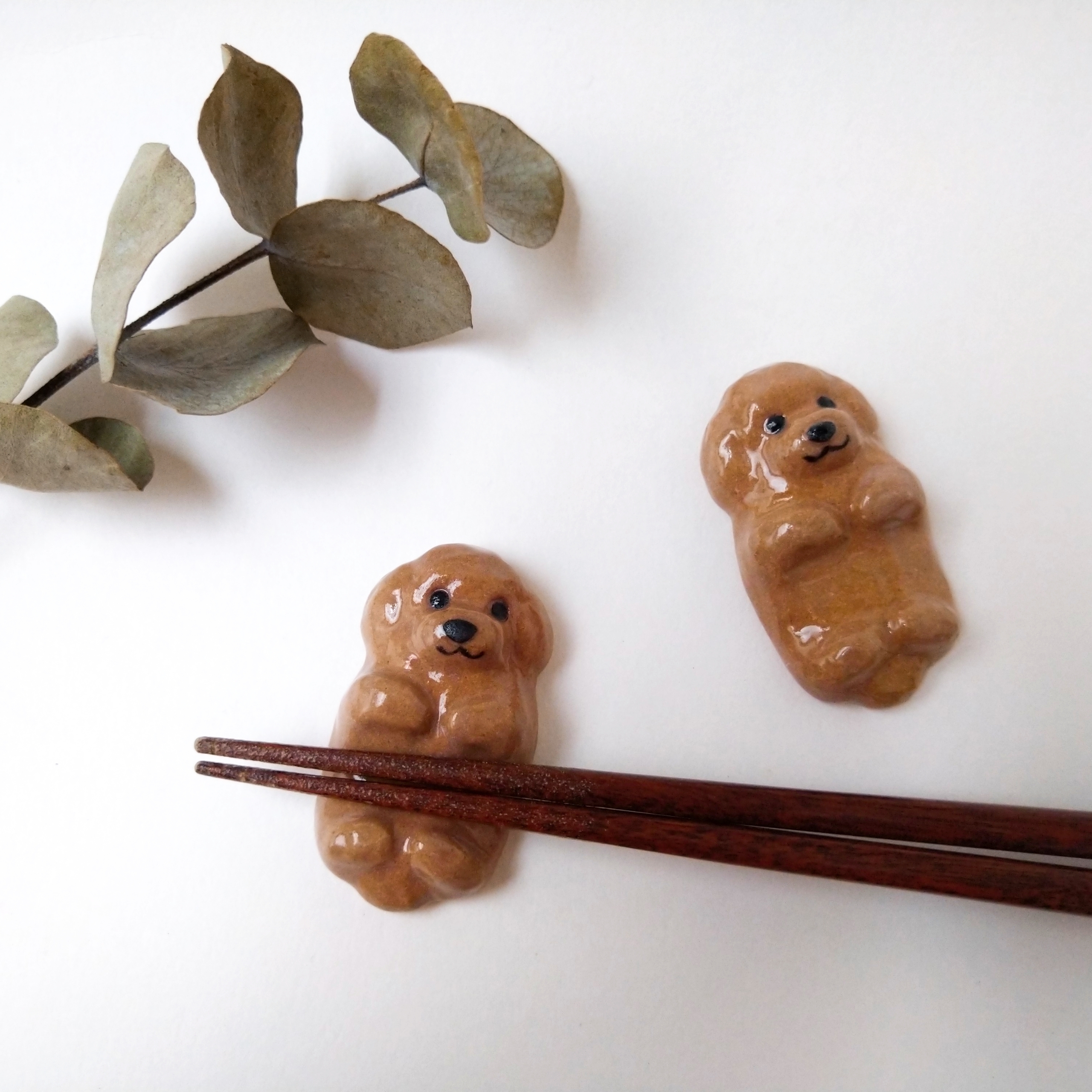 トイプードルの箸置き 茶色 仰向け 陶器のことり