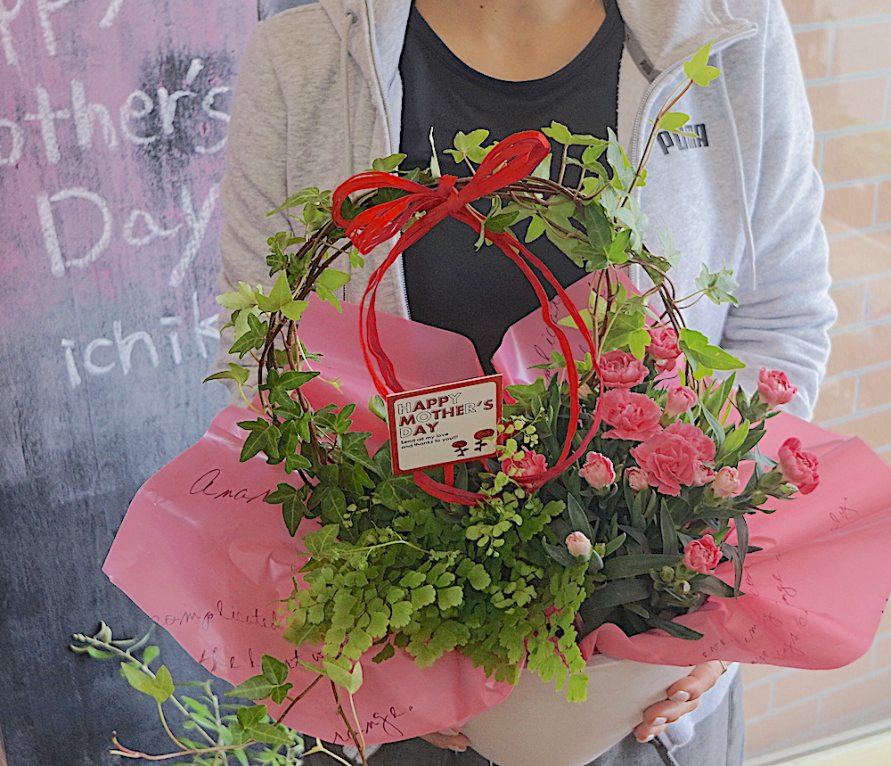 母の日 カーネーションの寄せ植えアーチ 沖縄県 豊見城市のお花屋さん Happy Flower 一花 母の日 カーネーションの寄せ植えアーチ 沖縄県 豊見城市のお花屋さん Happy Flower 一花