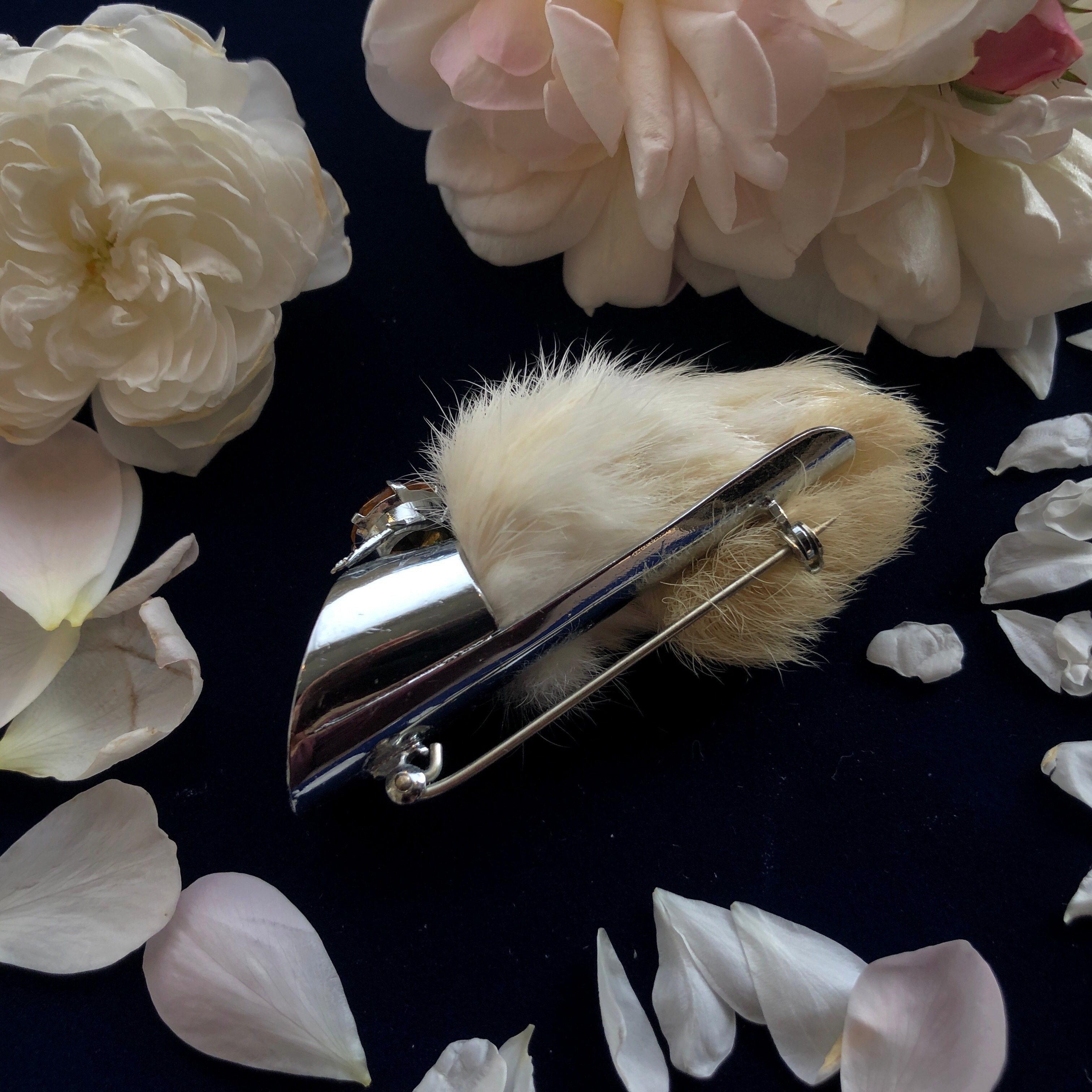 兎の足のお守りブローチ メルキュール骨董店