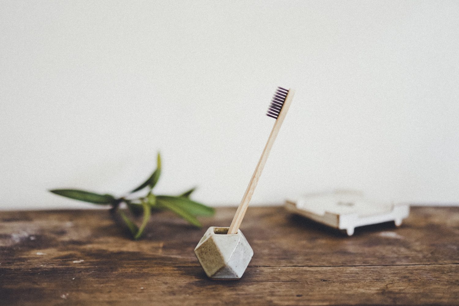 陶器の歯ブラシホルダー アッシュグレー 幾何学 Ceramic Toothbrush Holder Ash Grey Hotori Memento ホトリ メメント 陶器の歯ブラシホルダー アッシュグレー 幾何学 Ceramic Toothbrush Holder Ash Grey Hotori Memento ホトリ メメント