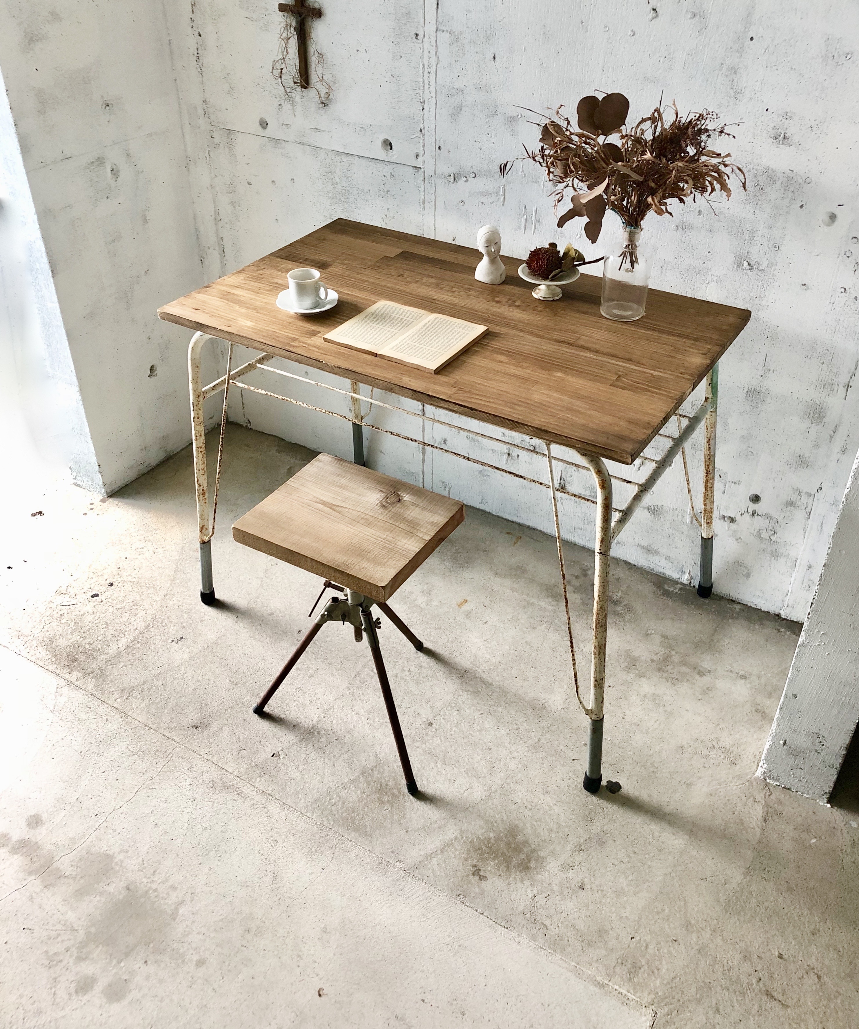 シャビーな白い鉄脚テーブル[古家具] giraffes craft