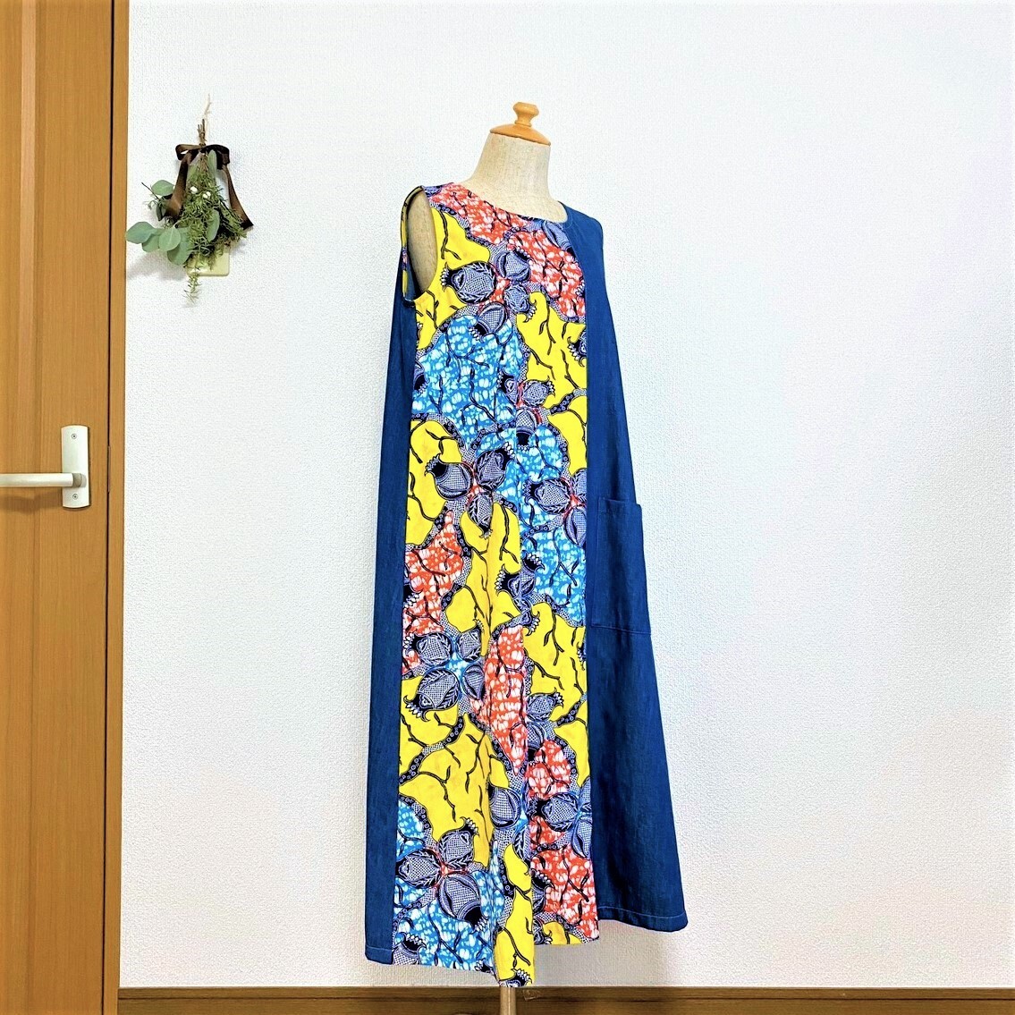 デニムとアフリカ布のノースリーブ ワンピース キリンの夢 The Products Made Of African Fabric