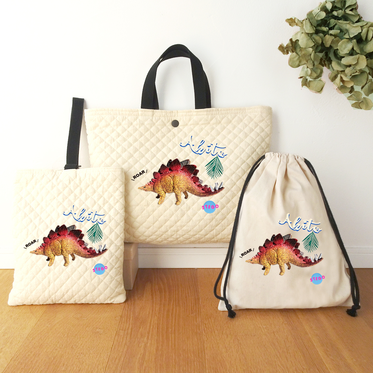 送料無料 リアル恐竜 な入園セット Roaring Stego 大きめサイズ 名前入り 男の子向け ステゴサウルス レッスンバッグ 上履き入れ 巾着袋 Jooves ジューブス