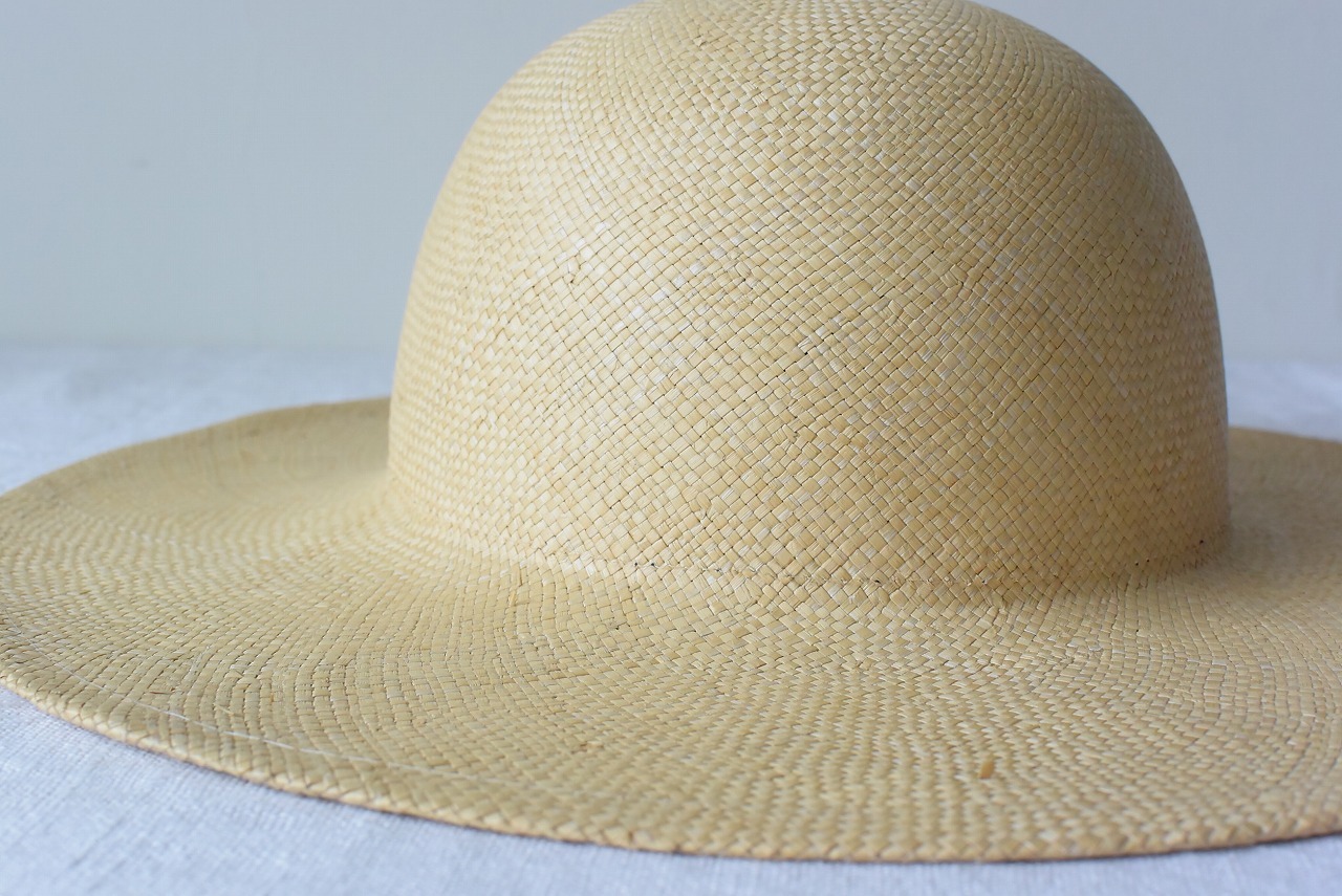 細やかに編まれた国産の麦わら帽子 古道具 こころね