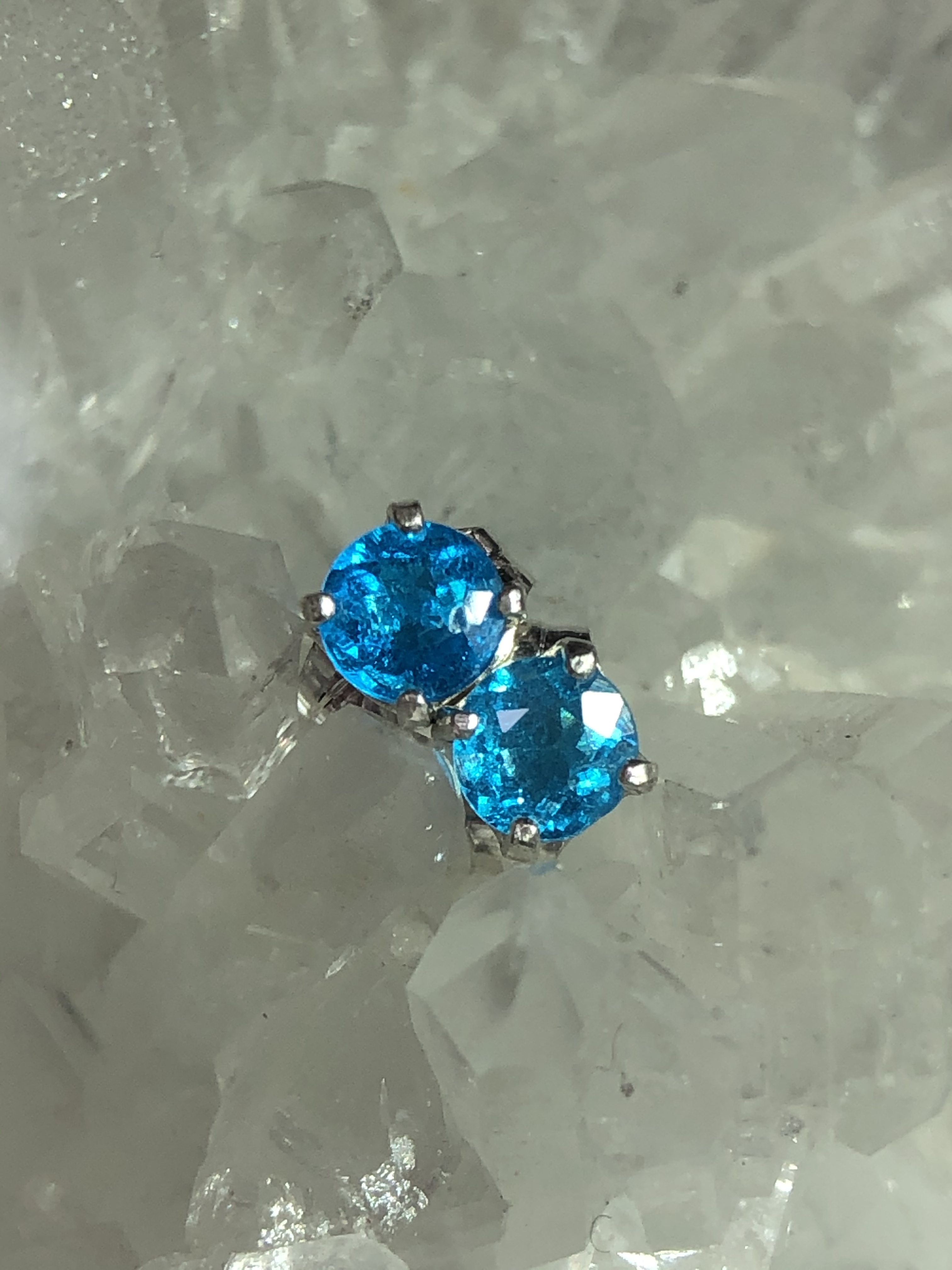 ネオンブルーのアパタイト シンプルピアス | Jewelry Albireo
