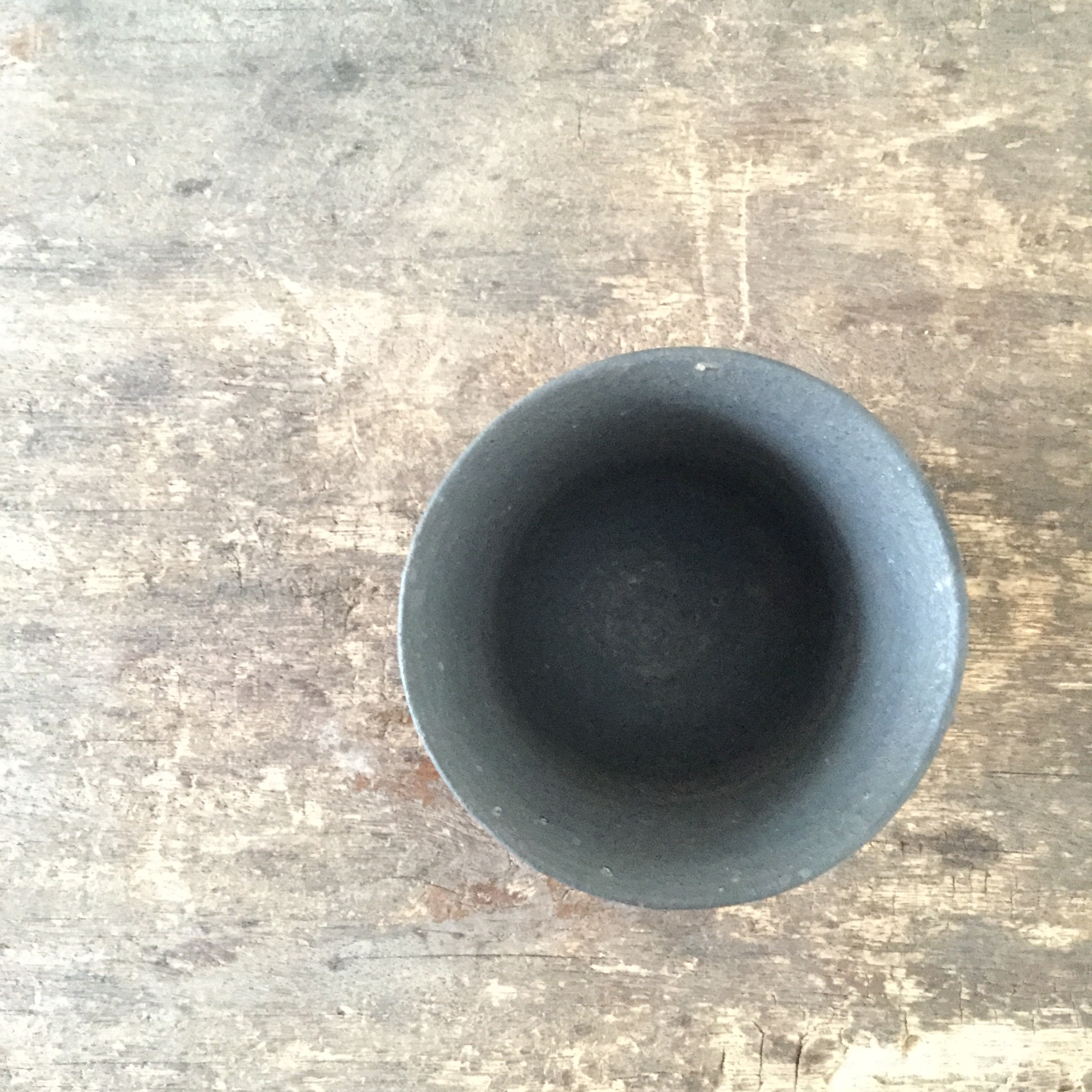 【恵山・小林耶摩人】 カップ 黒釉 φ8.7cm×h9cm - 画像2