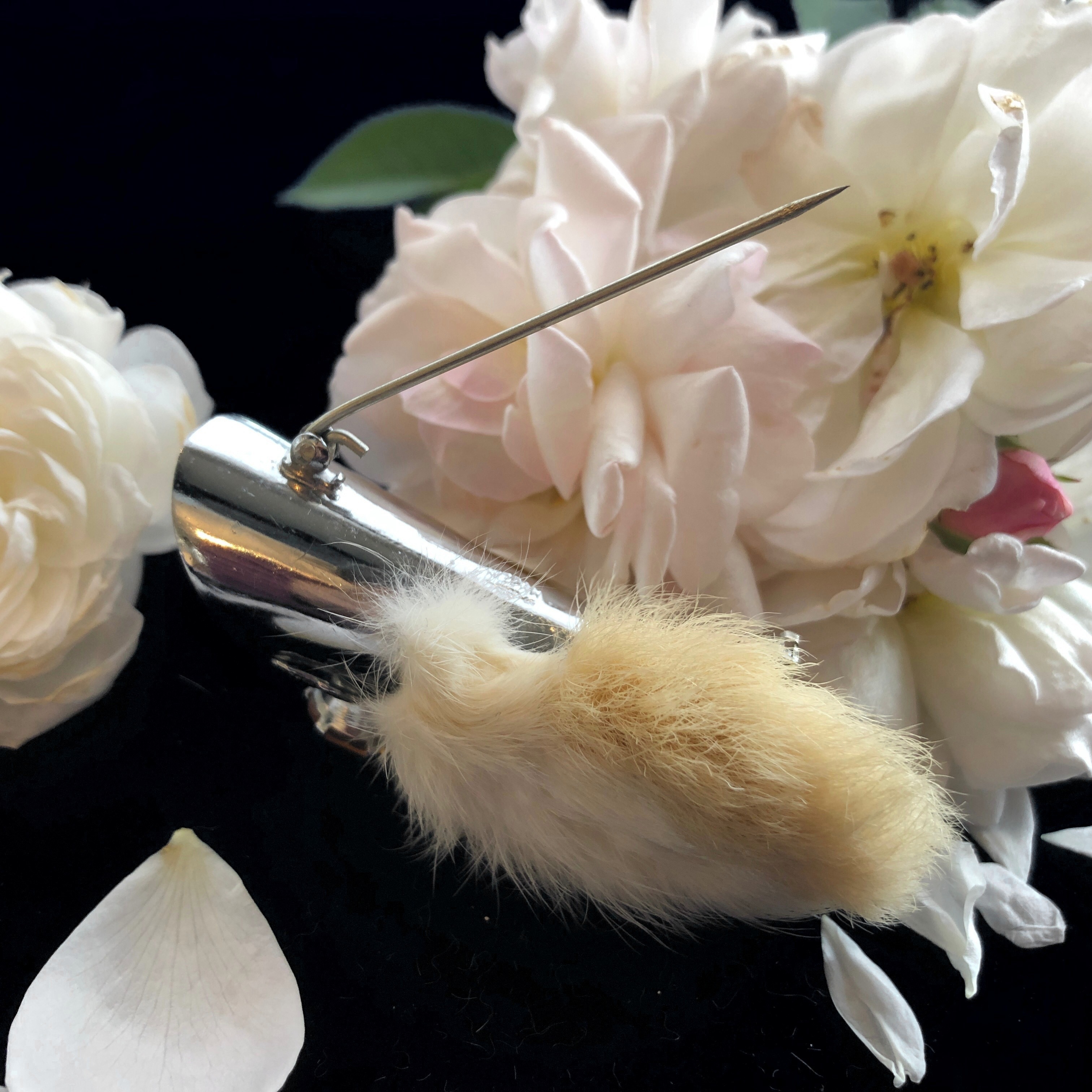 兎の足のお守りブローチ メルキュール骨董店