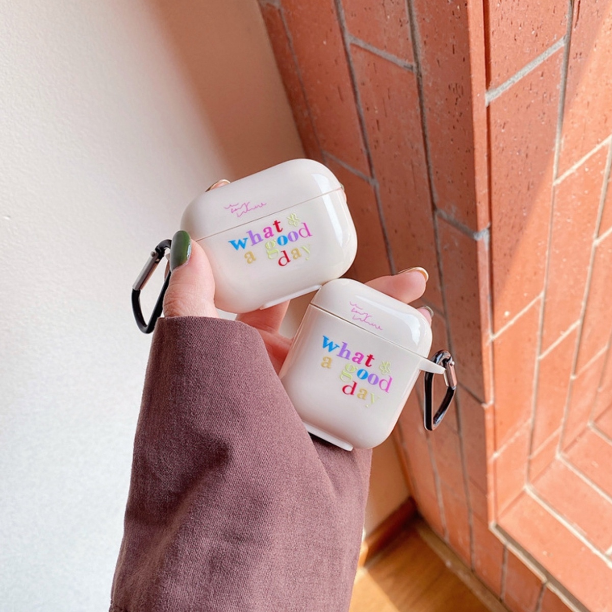 Airpods Airpods Pro ケース 韓国 カラフルロゴケース Tpu エアポッズ エアポッド プロ カバー フック付き カラビナ かわいい 大人 かわいい お揃い 個性的 お洒落 イヤホンケース セレクトショップオンリーユー
