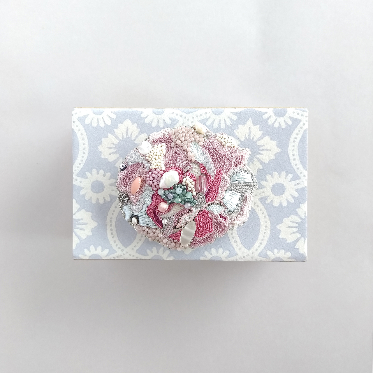 冬牡丹ブローチ Rika Ogasawara 福岡 フランス ボヴェ刺繍 ウェディング アクセサリー 作家 冬牡丹ブローチ Rika Ogasawara 福岡 フランス ボヴェ刺繍 ウェディング アクセサリー 作家