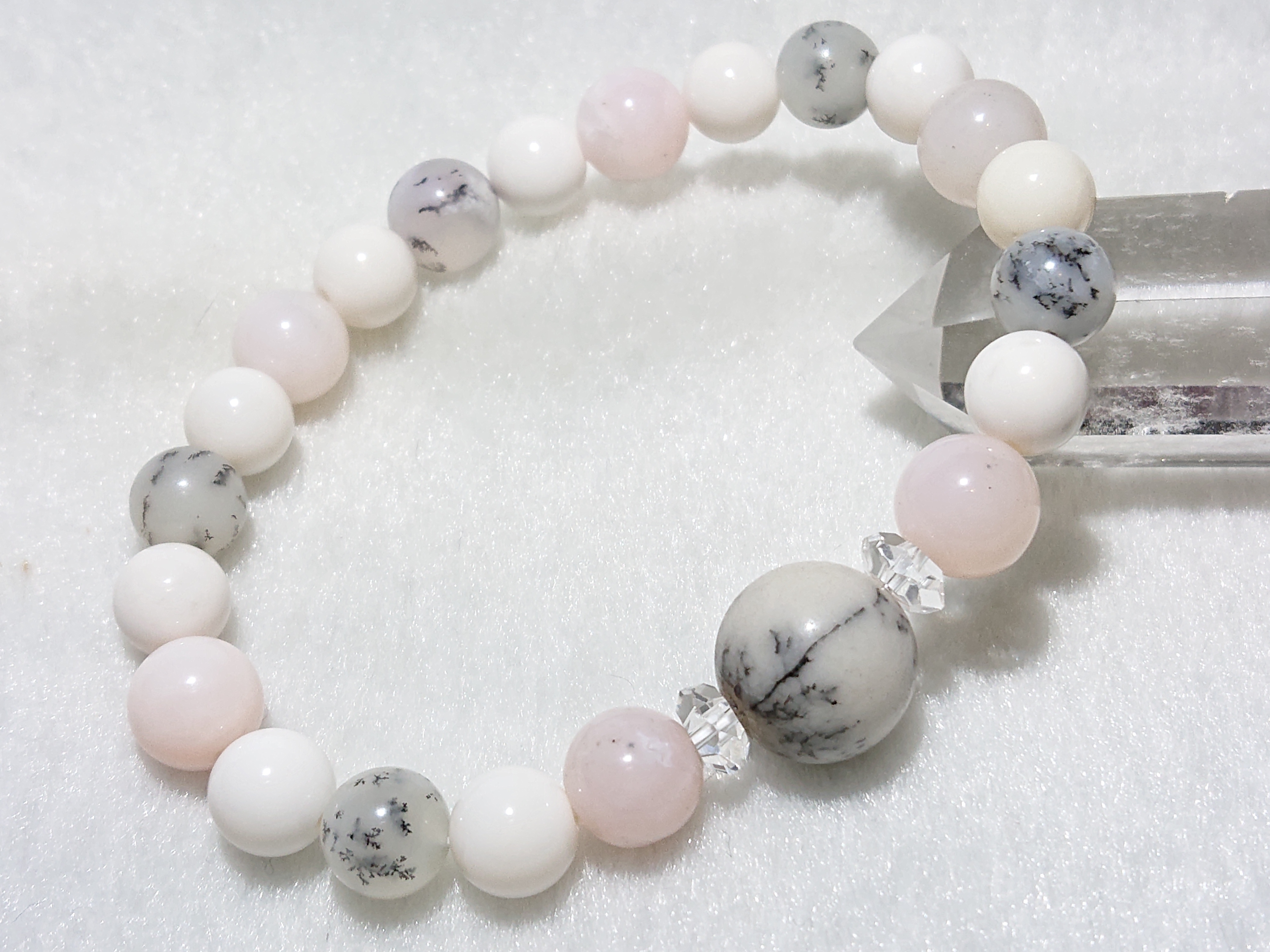 伝説の魔術師マーリンの名を戴いた石 デンドリック オパール 別名 メルリナイト マーリナイト コモンオパール ホワイト ピンク 水晶 ボタン 癒の石 アンモニャイト