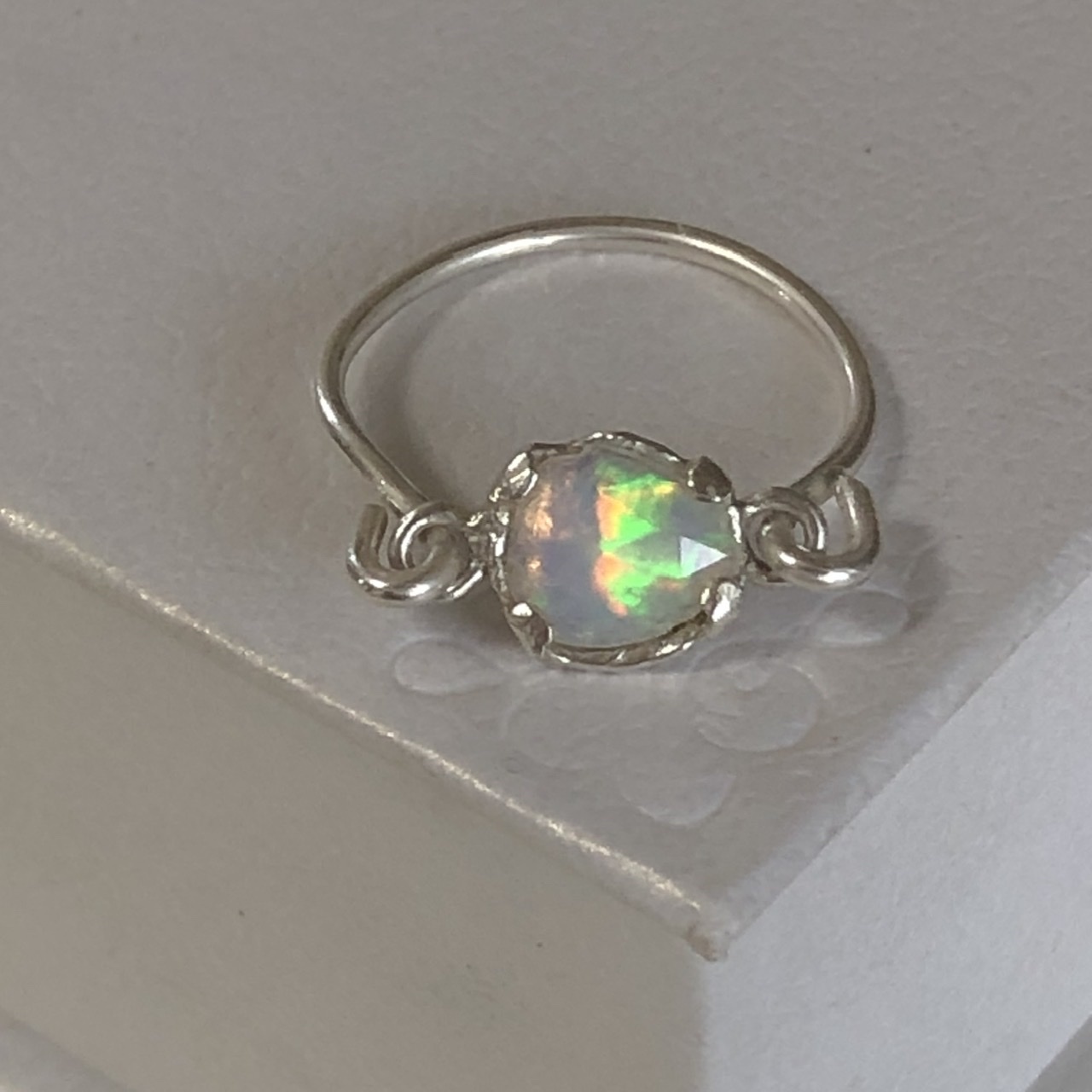 魔法の石 オパールring Eden Gemstone Jewelry