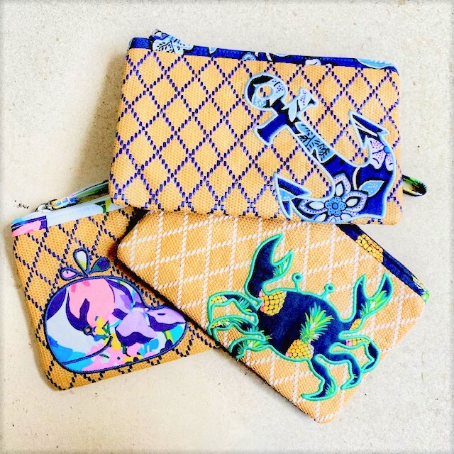 Vera Bradley ヴェラ ブラッドリー ポーチ クラッチバッグ バッグインバッグ クジラ イカリ カニ 花 フローラル アップリケ付き 海 ビーチ 旅行 コスメ メイク道具 アクセサリー 小物入れ コンパクト 化粧ポーチ 旅行 ハワイアン雑貨 Hawaii ハワイ ギフト プレゼント Vera Bradley ヴェラ ブラッドリー ポーチ クラッチバッグ バッグインバッグ クジラ イカリ カニ 花 フローラル アップリケ付き 海 ビーチ 旅行 コスメ メイク道具 アクセサリー 小物入れ コンパクト 化粧ポーチ 旅行 ハワイアン雑貨 Hawaii ハワイ ギフト プレゼント