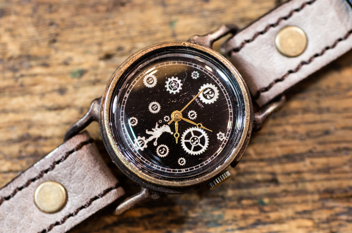 歯車とピエロの影絵の小振りな腕時計 Pivo Small 在庫品 手しごと腕時計arkraft Stock Shop