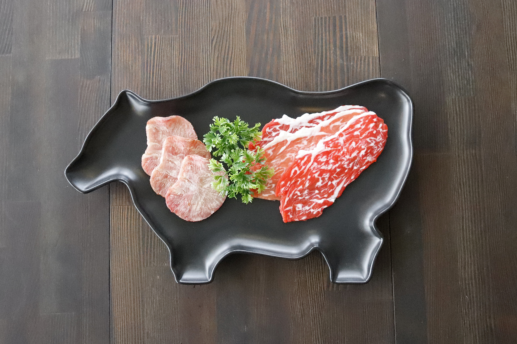 ウシ皿 お肉を食すのに最適なお皿 牛肉 お肉 料理 インスタ映え 子供が喜ぶ ワンプレート うし年 丸モ高木陶器 オンラインショップ 温度をデザインに