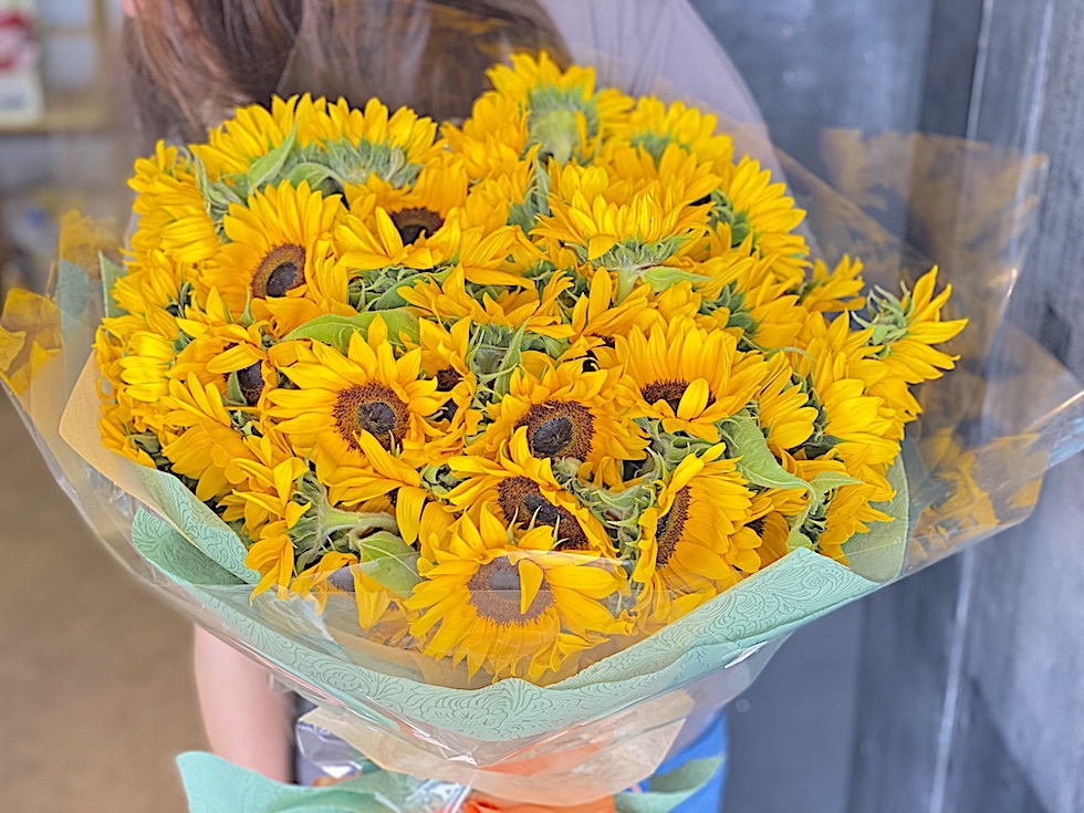 108本のひまわりの花束でプロポーズ 沖縄県 豊見城市のお花屋さん Happy Flower 一花 108本のひまわりの花束でプロポーズ 沖縄県 豊見城市のお花屋さん Happy Flower 一花