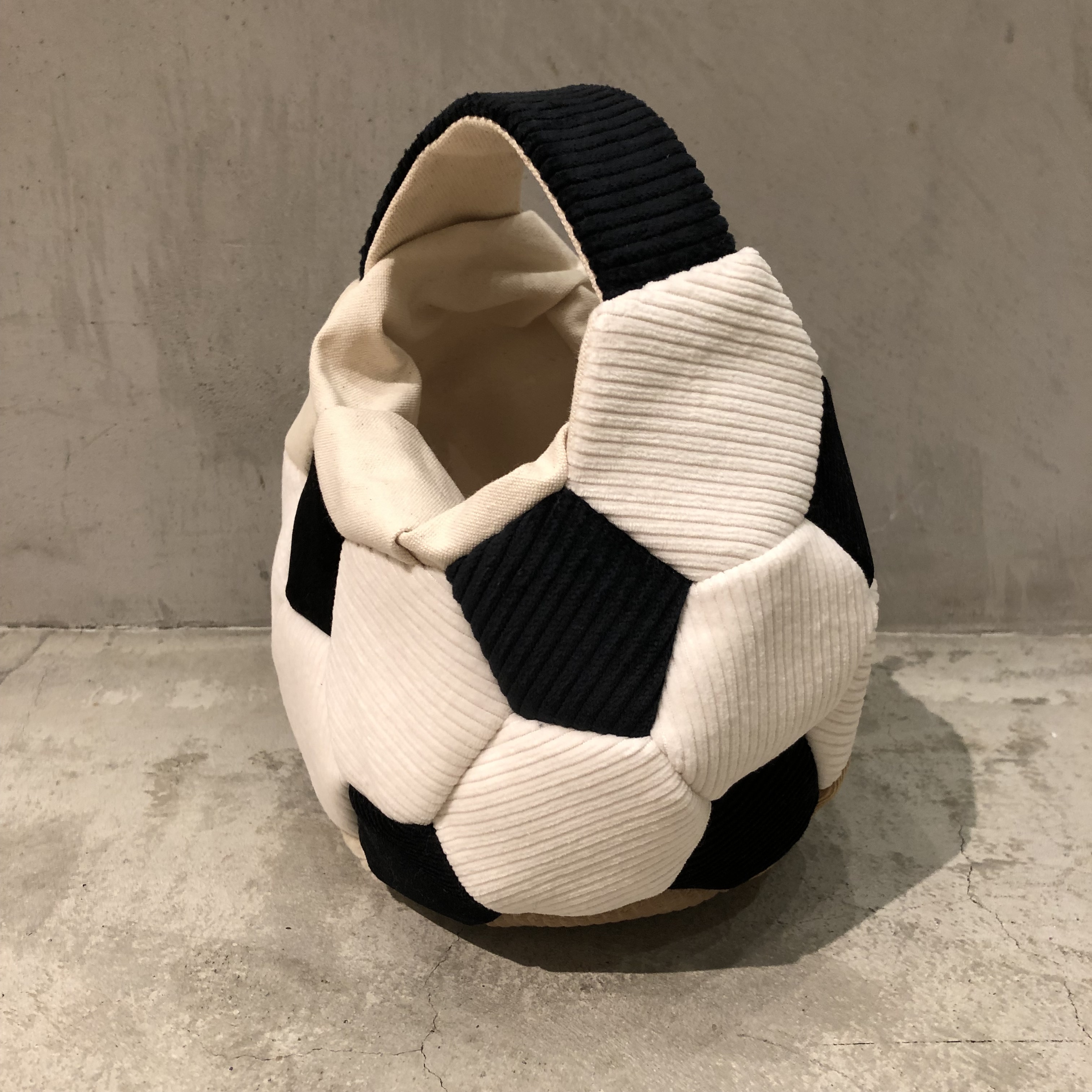 Ore サッカーボールバッグ 白黒コーデュロイs 気分でさがす Cafe Books Bibliotheque Online Store Ore サッカーボールバッグ 白黒コーデュロイs 気分でさがす Cafe Books Bibliotheque Online Store