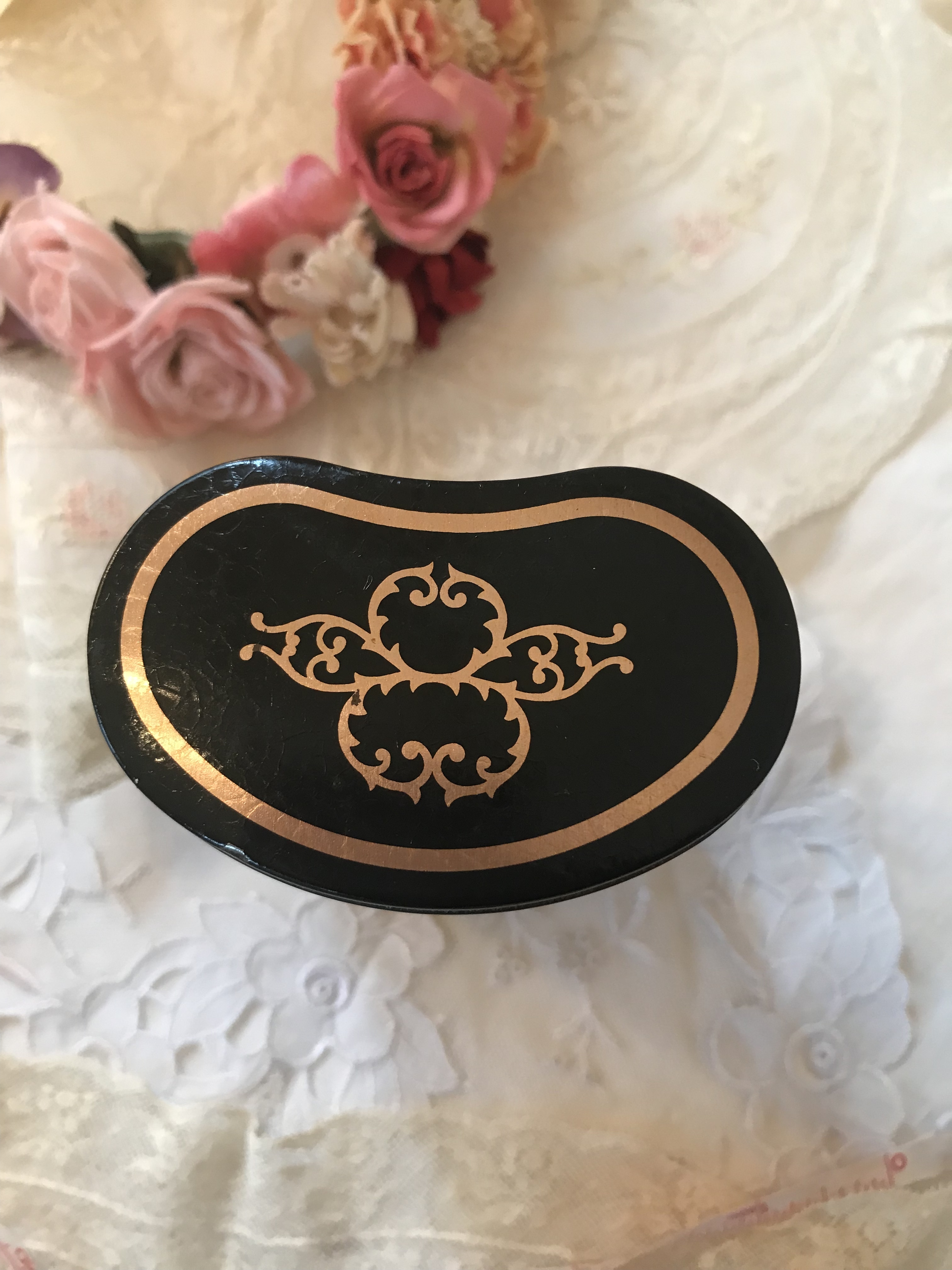 イギリス花柄の缶 株式会社antiquerose 山岡