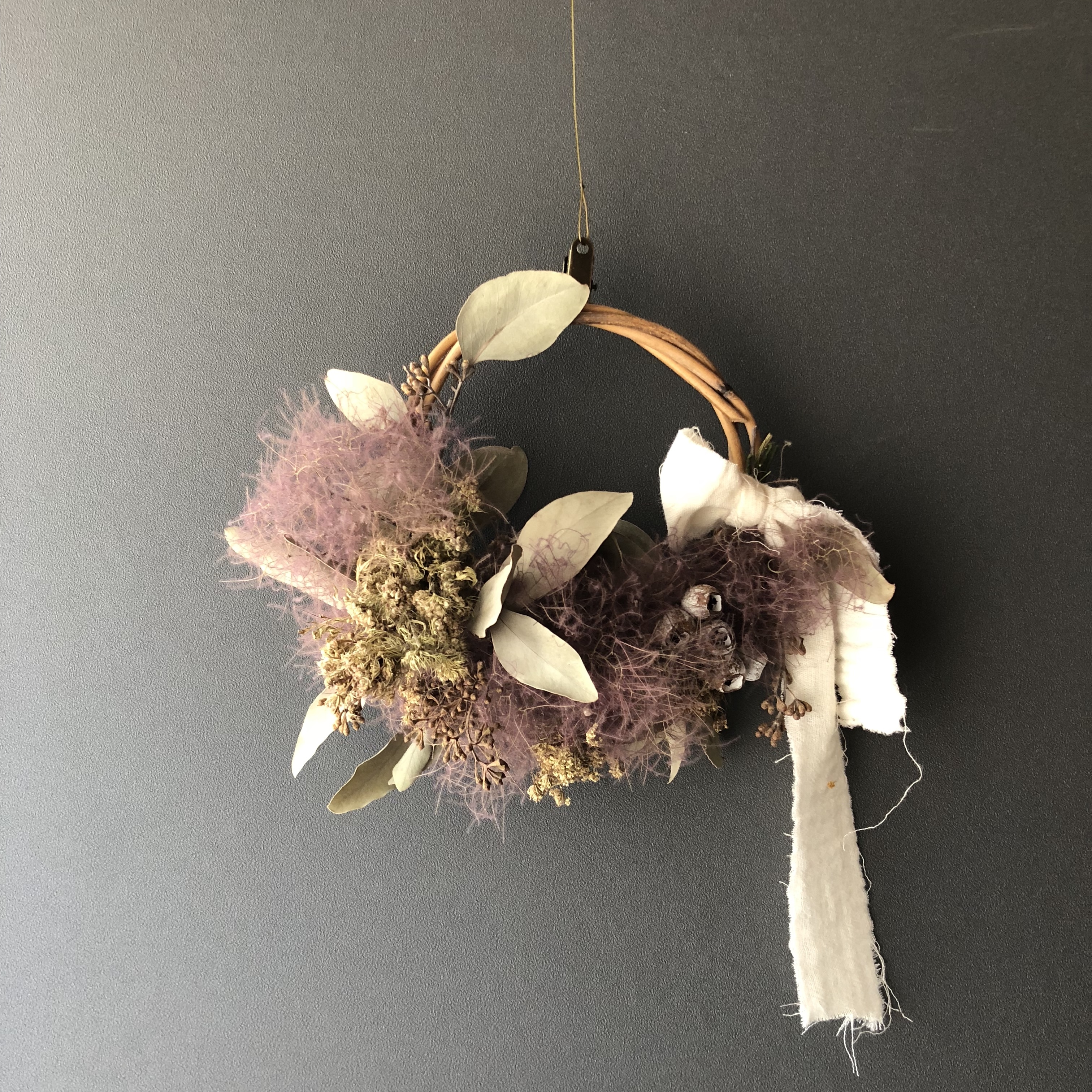 スモークツリールビーファーのボルドードライリース Smoke Bush Ruby Fur Bordeaux Color Dry Wreath She Is Matilda スモークツリールビーファーのボルドードライリース Smoke Bush Ruby Fur Bordeaux Color Dry Wreath She Is Matilda