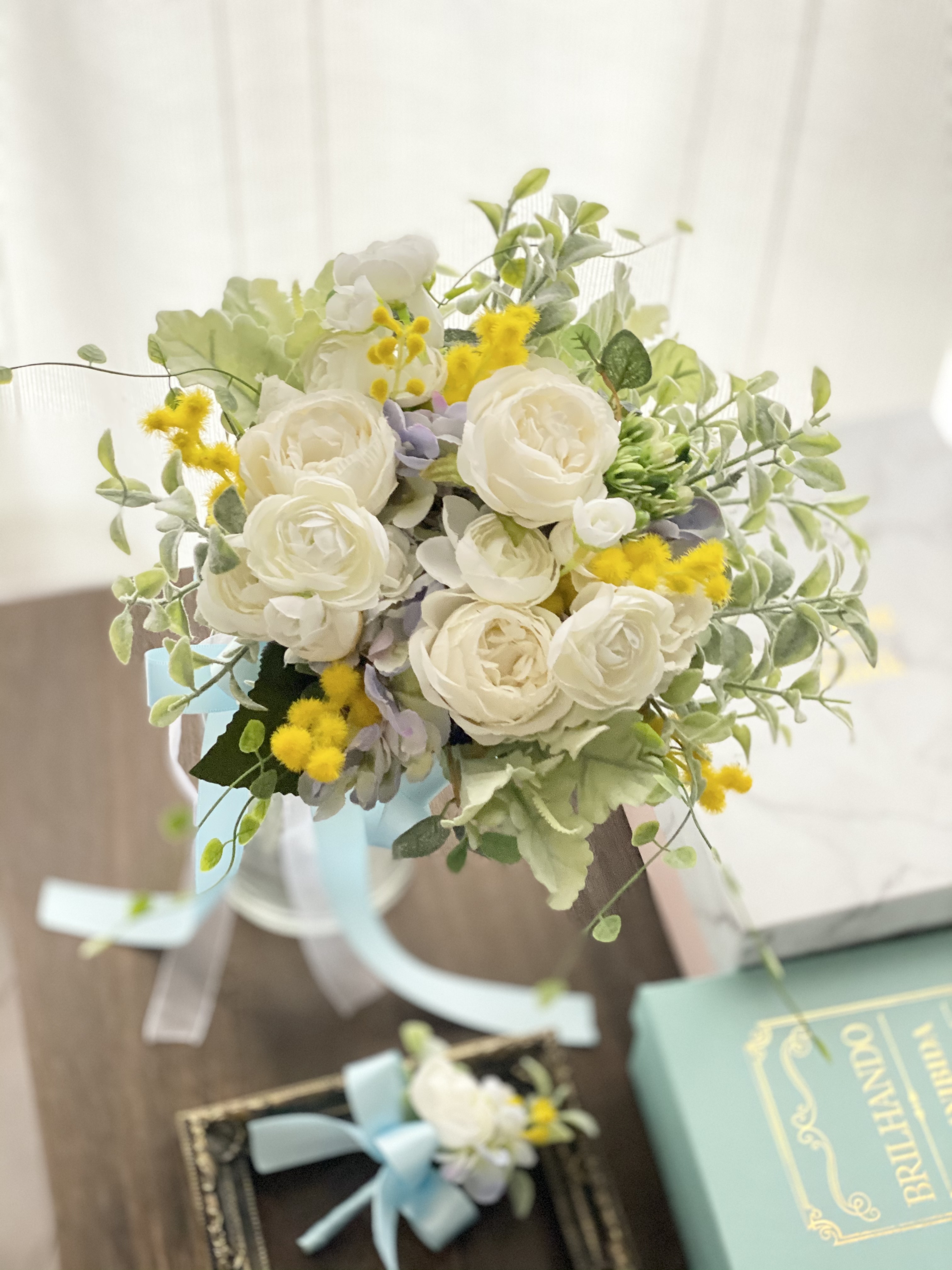 白 水色 黄色ナチュラルクラッチブーケ Houkiboshi