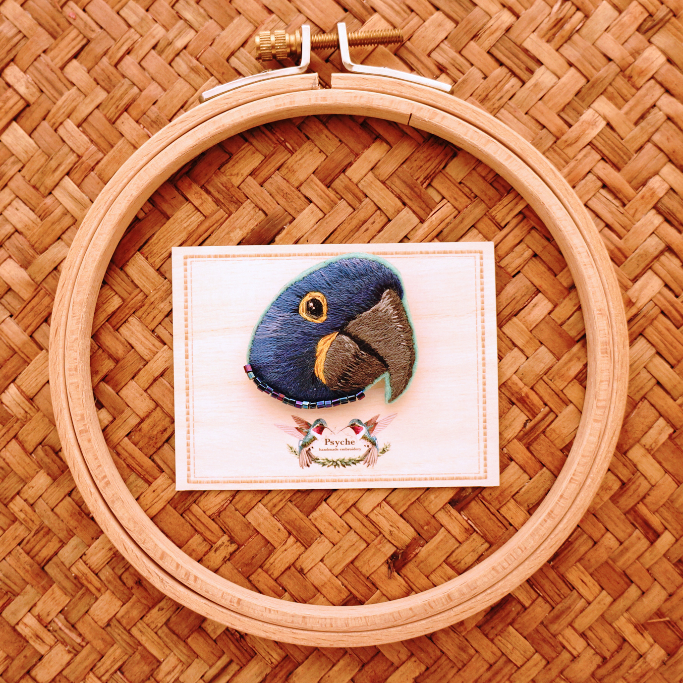 スミレコンゴウインコの手刺繍ブローチ Psyche Handmade Embroidery スミレコンゴウインコの手刺繍ブローチ Psyche Handmade Embroidery