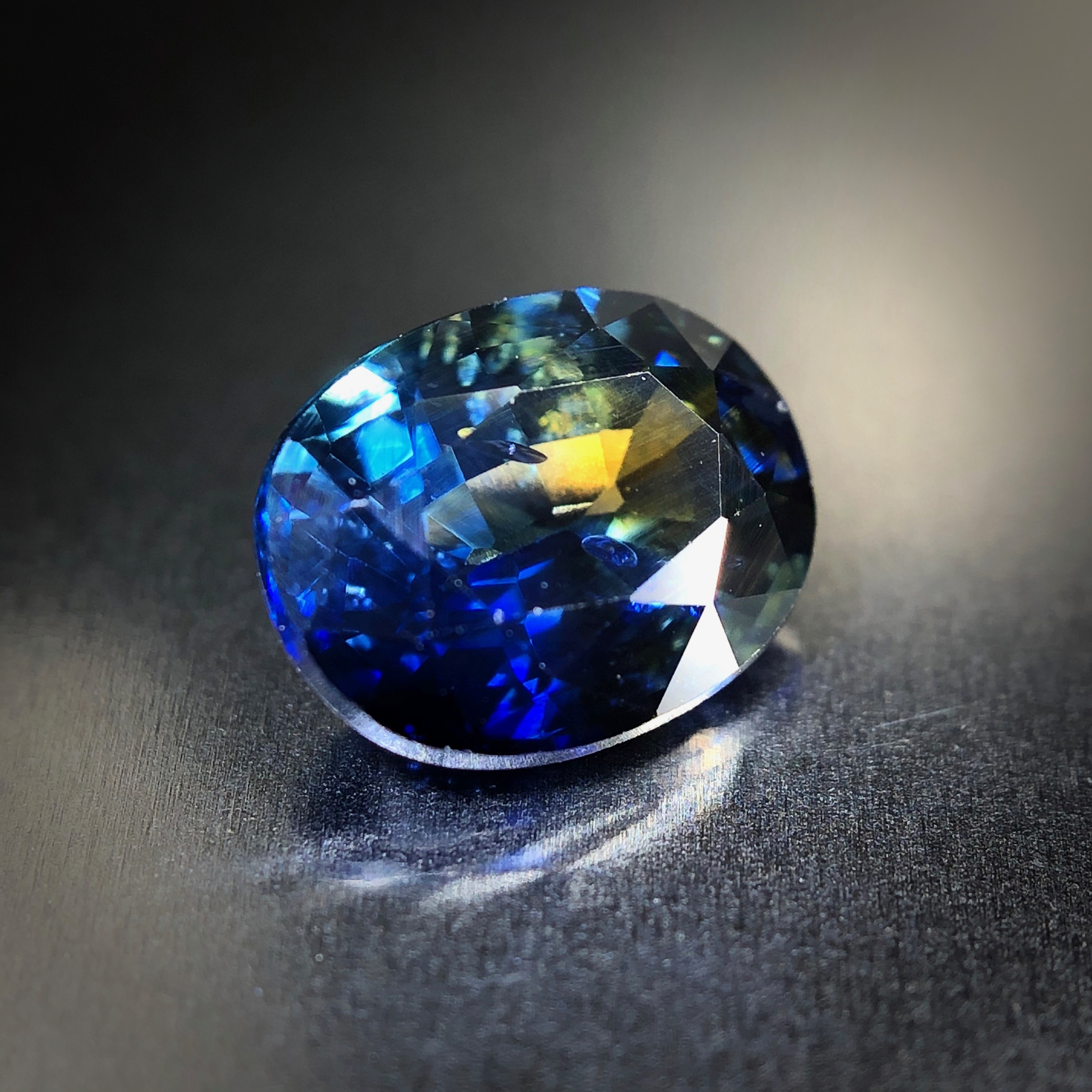 深いブルーにイエローのアクセント 1.3ct 希少石 バイカラーサファイア | Frederick’s Gems&Jewelry