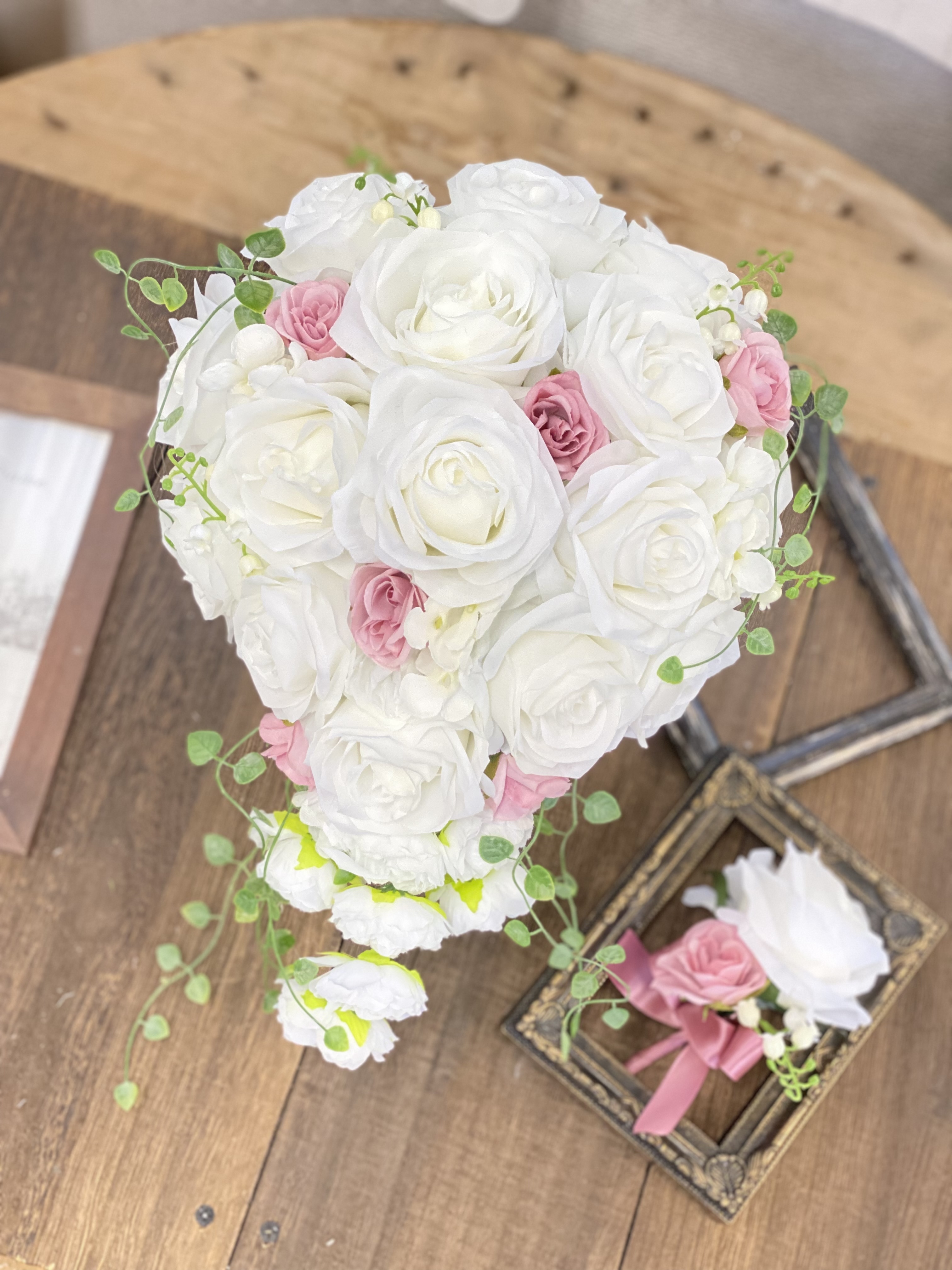 白バラ くすみピンクキャスケードブーケ Houkiboshi