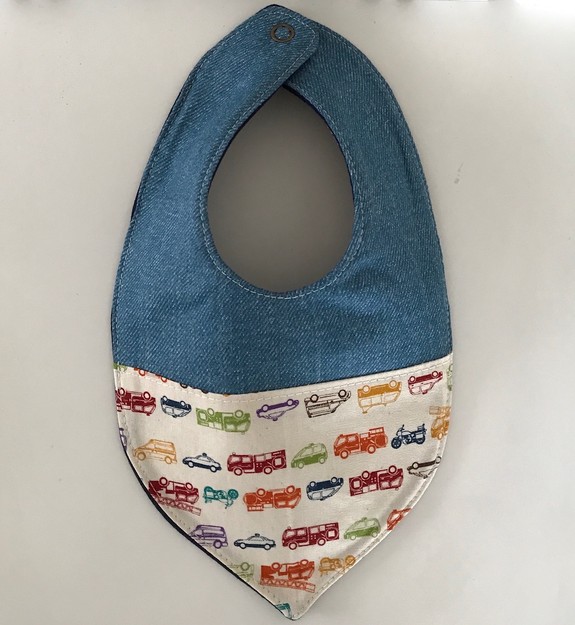 カラフルなくるまのデニムスタイ おしゃれなよだれかけ Momo スタイ ビブ カラフルなくるまのデニムスタイ おしゃれなよだれかけ Momo スタイ ビブ