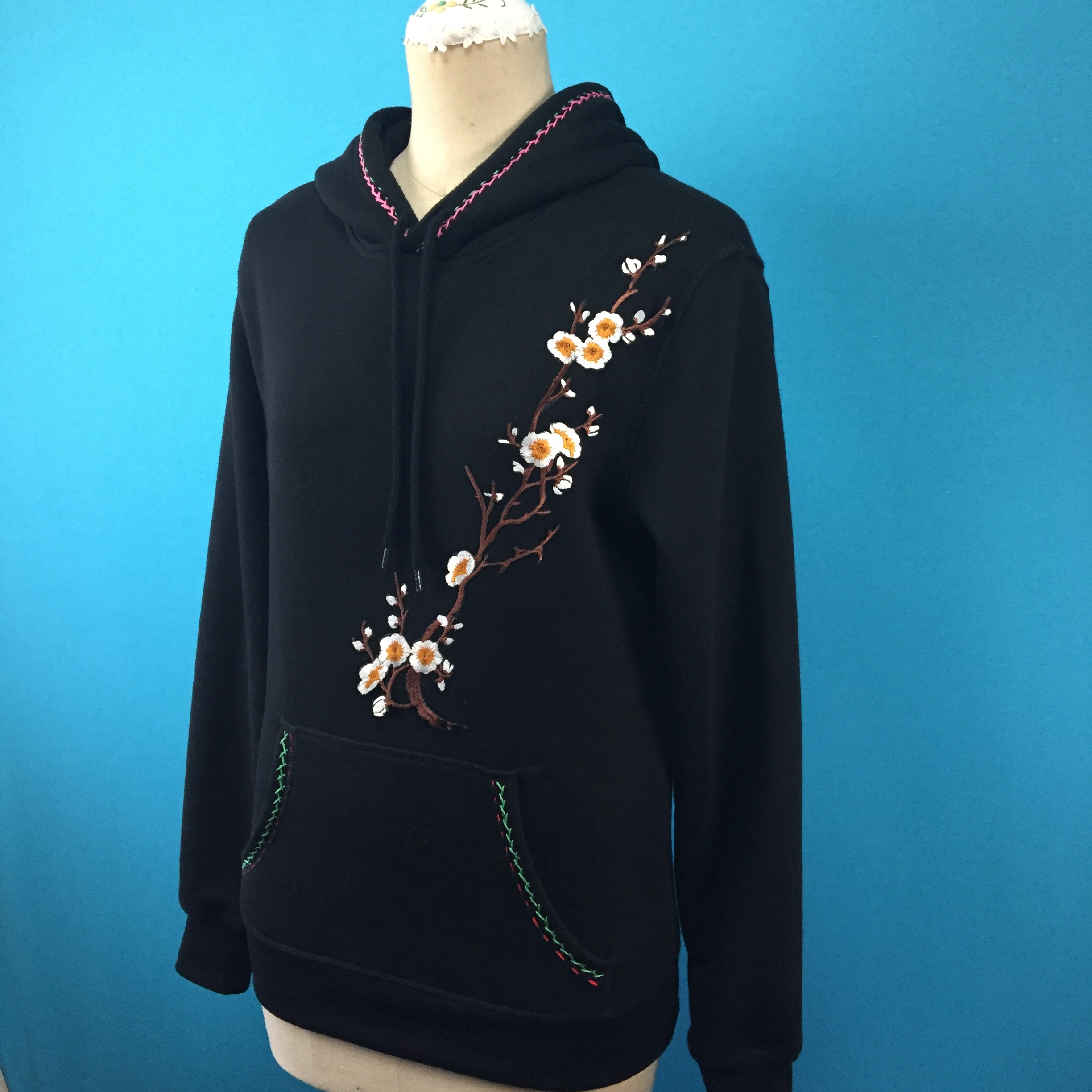 シノワズリ刺繍の黒パーカ すべてハンドメイド服一点ものファッションのプリシラ