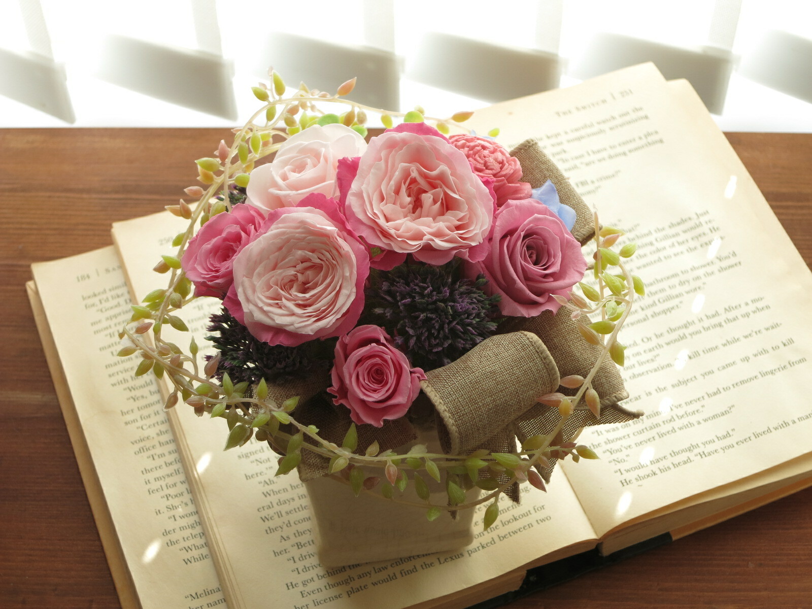 花びらがぎゅぅっと詰まったローズ てまりのアレンジ Flower Shop花野果 かのか 花びらがぎゅぅっと詰まったローズ てまりのアレンジ Flower Shop花野果 かのか