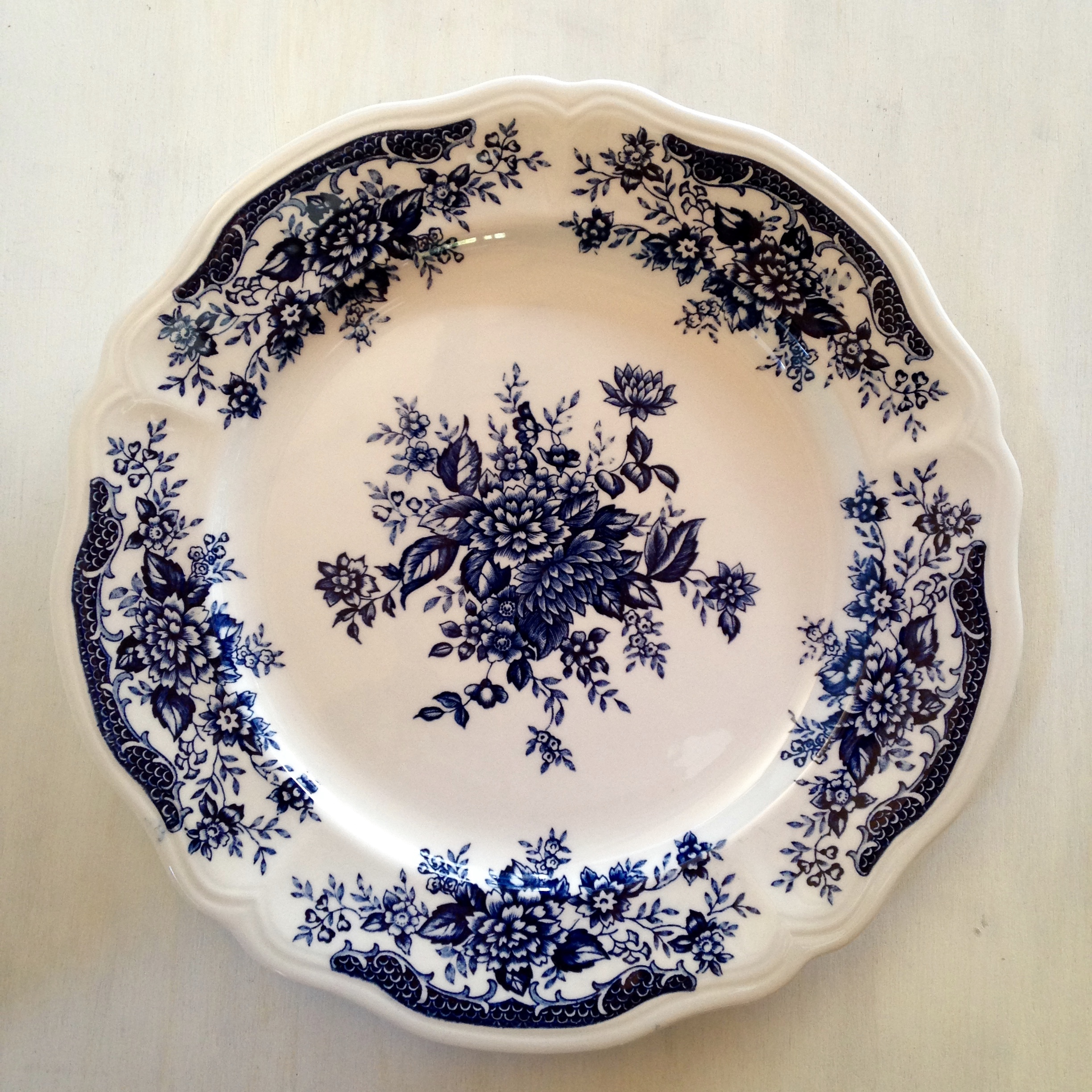 青い花柄の大皿 Blue Carnation Iron Stone 昭和レトロ Ninold