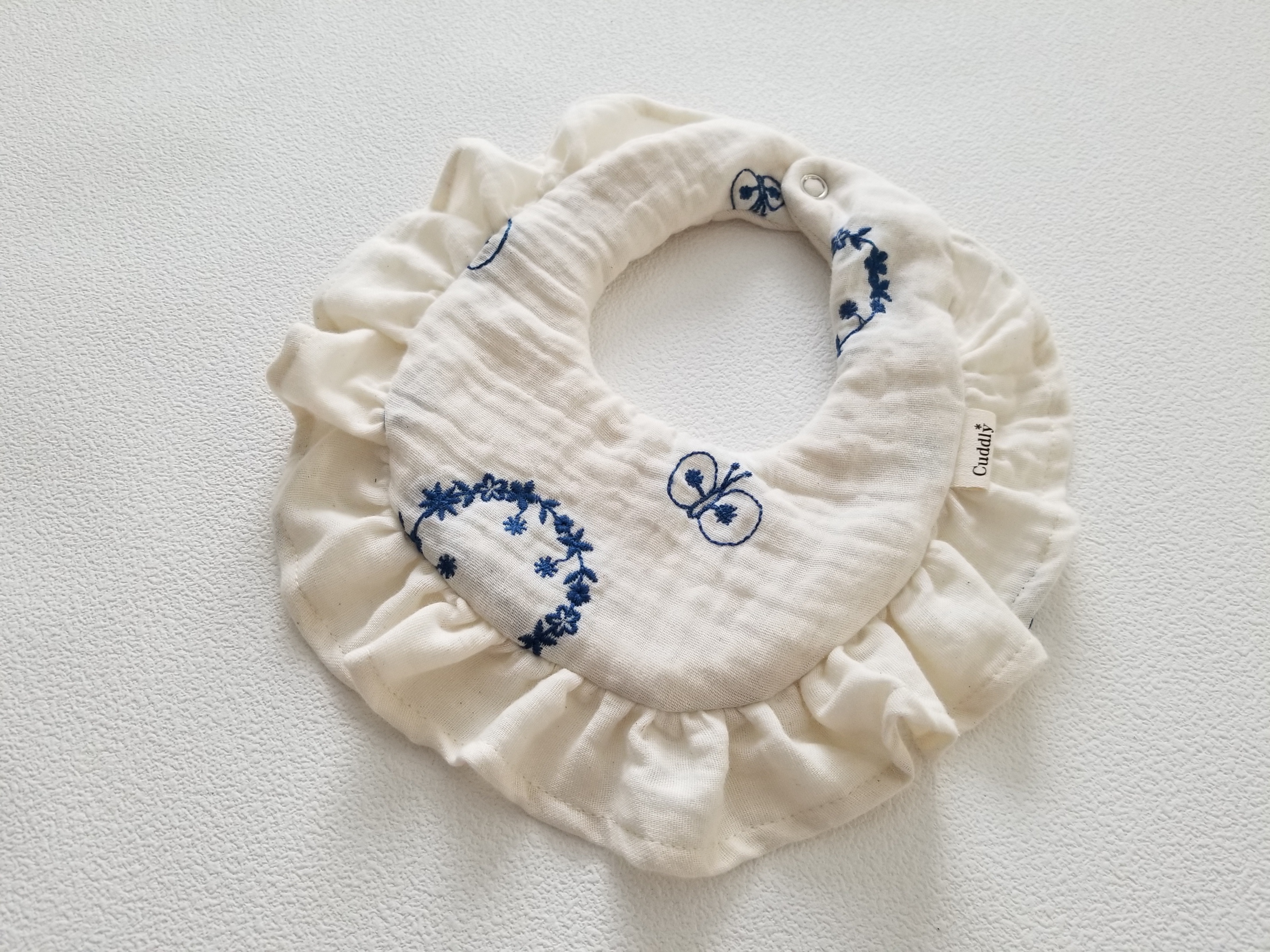 ちょうちょと花輪の刺繍ガーゼ ハンドメイドスタイ Handmade おしゃれスタイ ハンドメイドのスタイやガーゼケットなどおしゃれなベビーグッズ ちょうちょと花輪の刺繍ガーゼ ハンドメイドスタイ Handmade おしゃれスタイ ハンドメイドのスタイやガーゼケットなどおしゃれなベビーグッズ