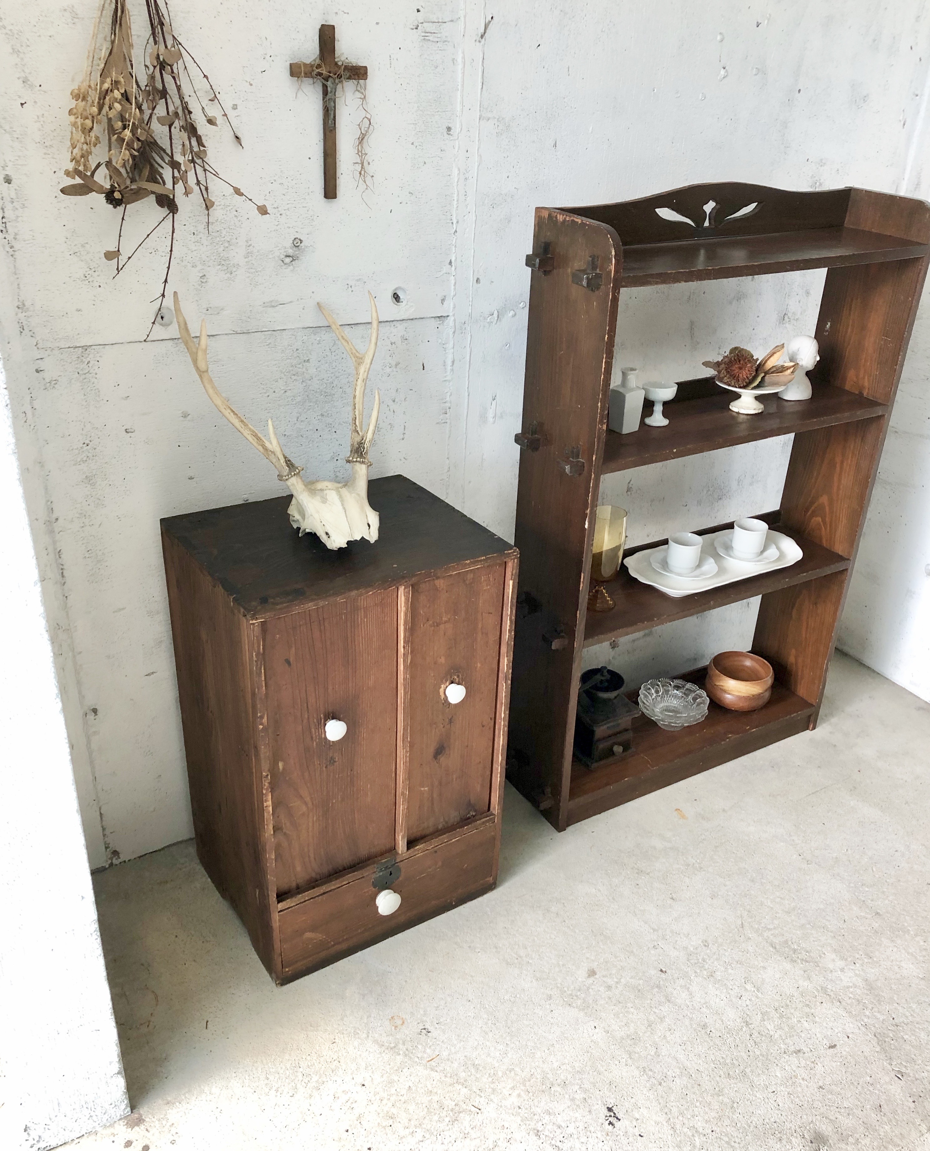 白い取手の収納棚[古家具] giraffes craft