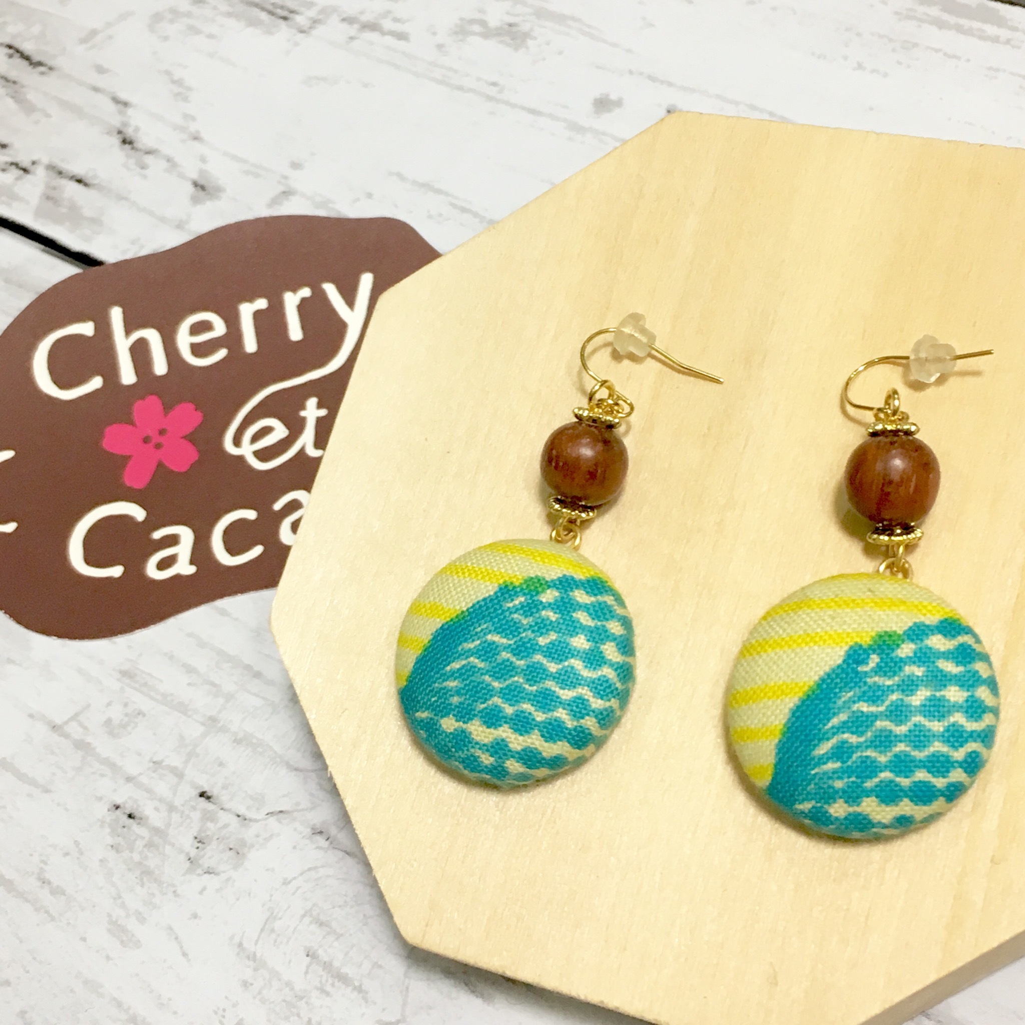 ピアス アフリカン テキスタイルで作ったくるみボタンピアス バルーン アクア ブルー イエロー 26 パーニュ バティック Cherry Et Cacao チェリエカカオ 西アフリカ ガーナの布地 日本縫製の服