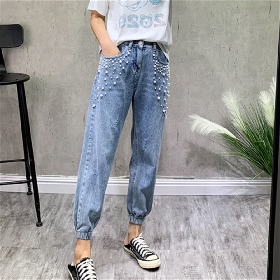 カジュアル系 ビジュー装飾が可愛いデニムパンツ こなれ感 ポケット 大人可愛い こなれ感 冬 お出かけ 女子会 街角のカフェテラス カジュアル系 ビジュー装飾が可愛いデニムパンツ こなれ感 ポケット 大人可愛い こなれ感 冬 お出かけ 女子会 街角のカフェテラス