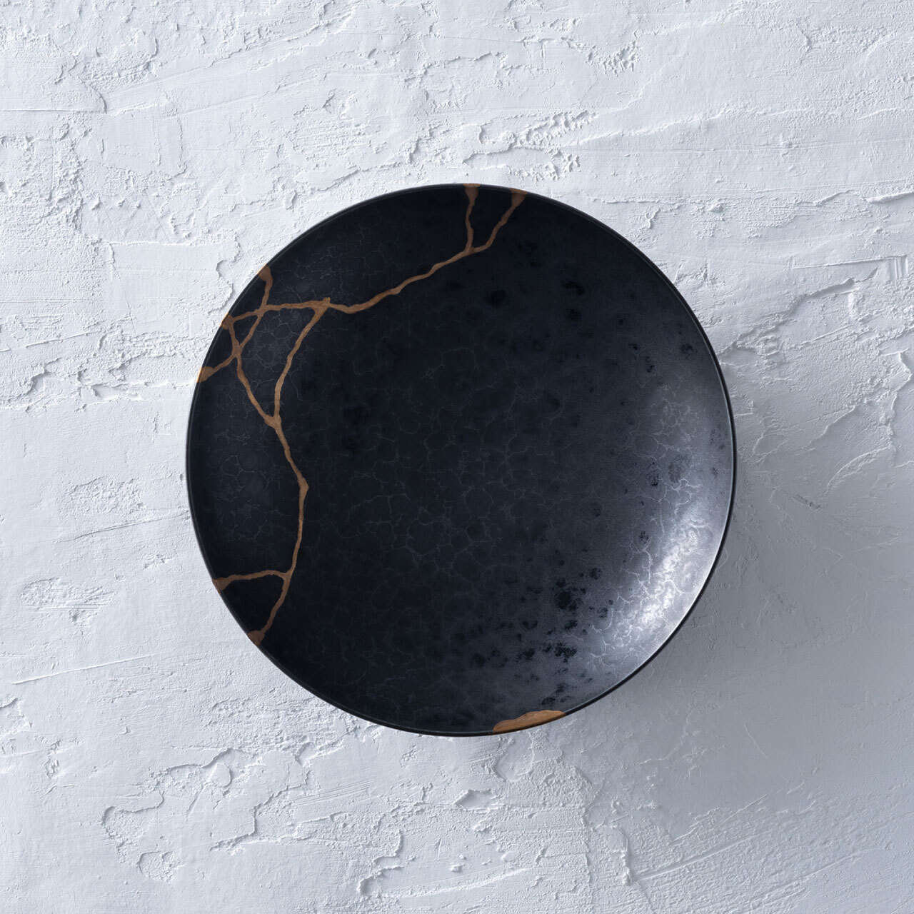 【UnCオリジナル／KINTSUGI風シリーズ】有田焼 21cm鉢皿 黒陶×金線サムネイル画像