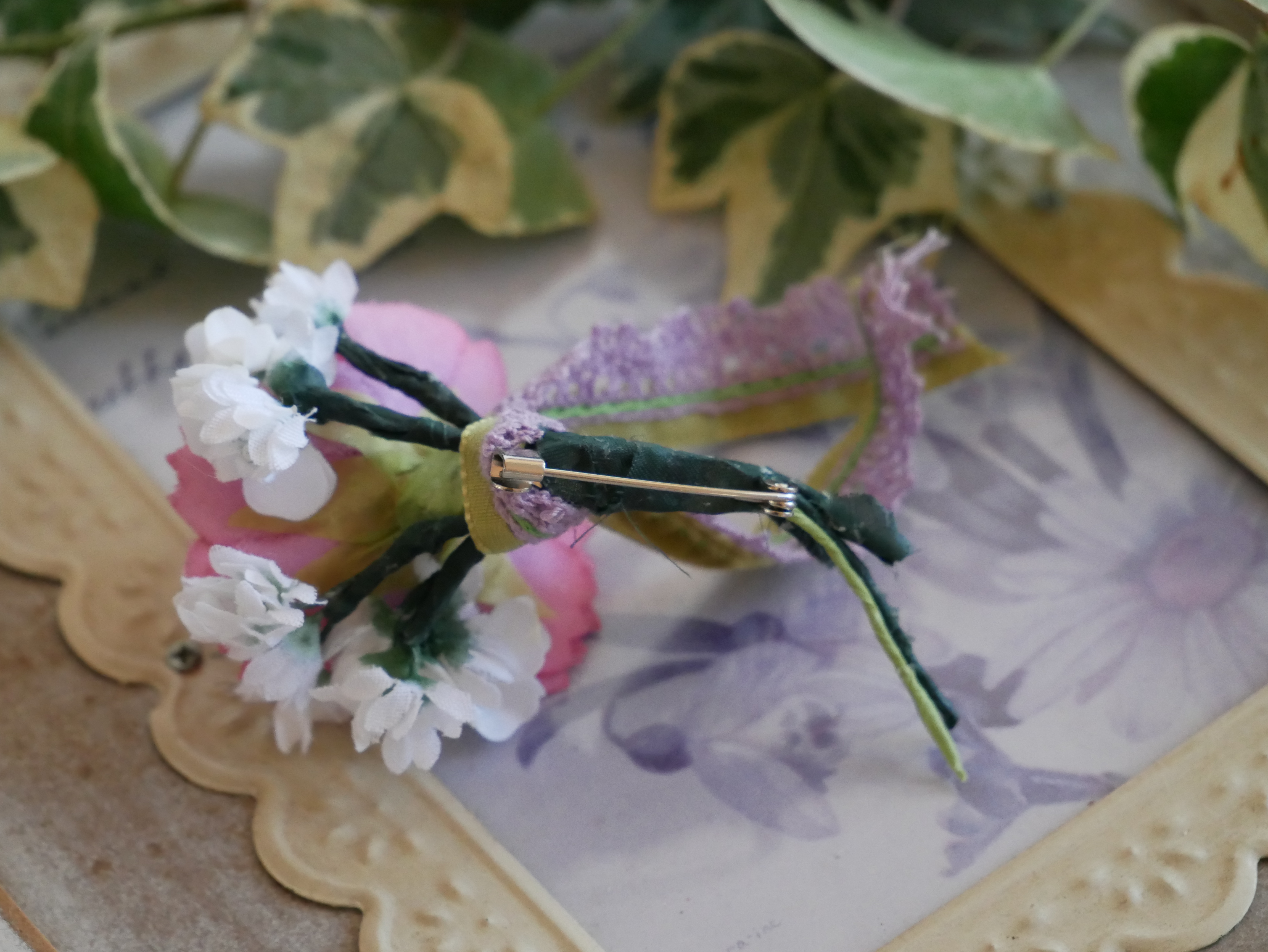 Shop Bissan Moon さんのコスモスとかすみ草のコサージュ Bissan