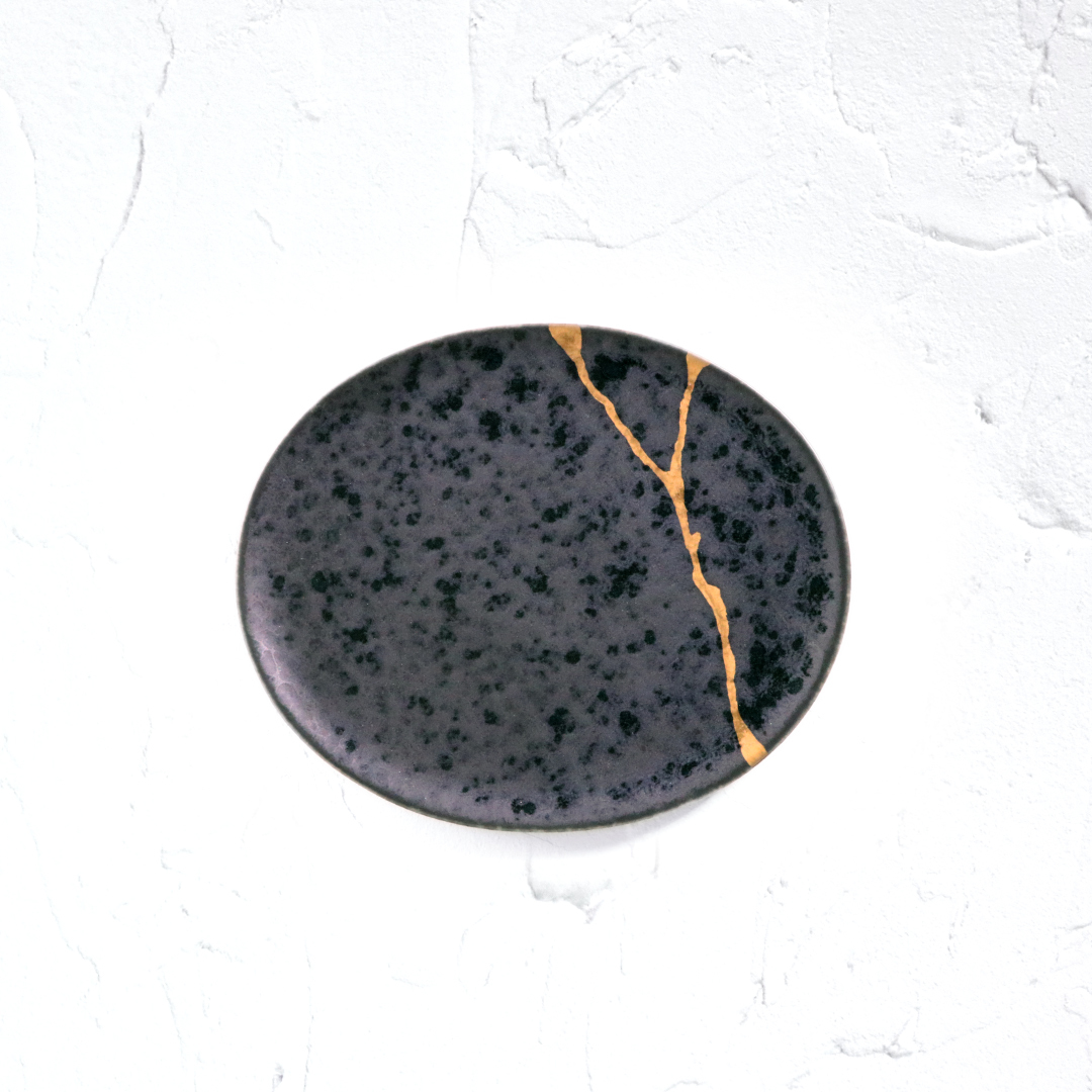 【UnCオリジナル／KINTSUGI風シリーズ】有田焼 17×14.5cmオーバルソウサー 黒陶金線サムネイル画像