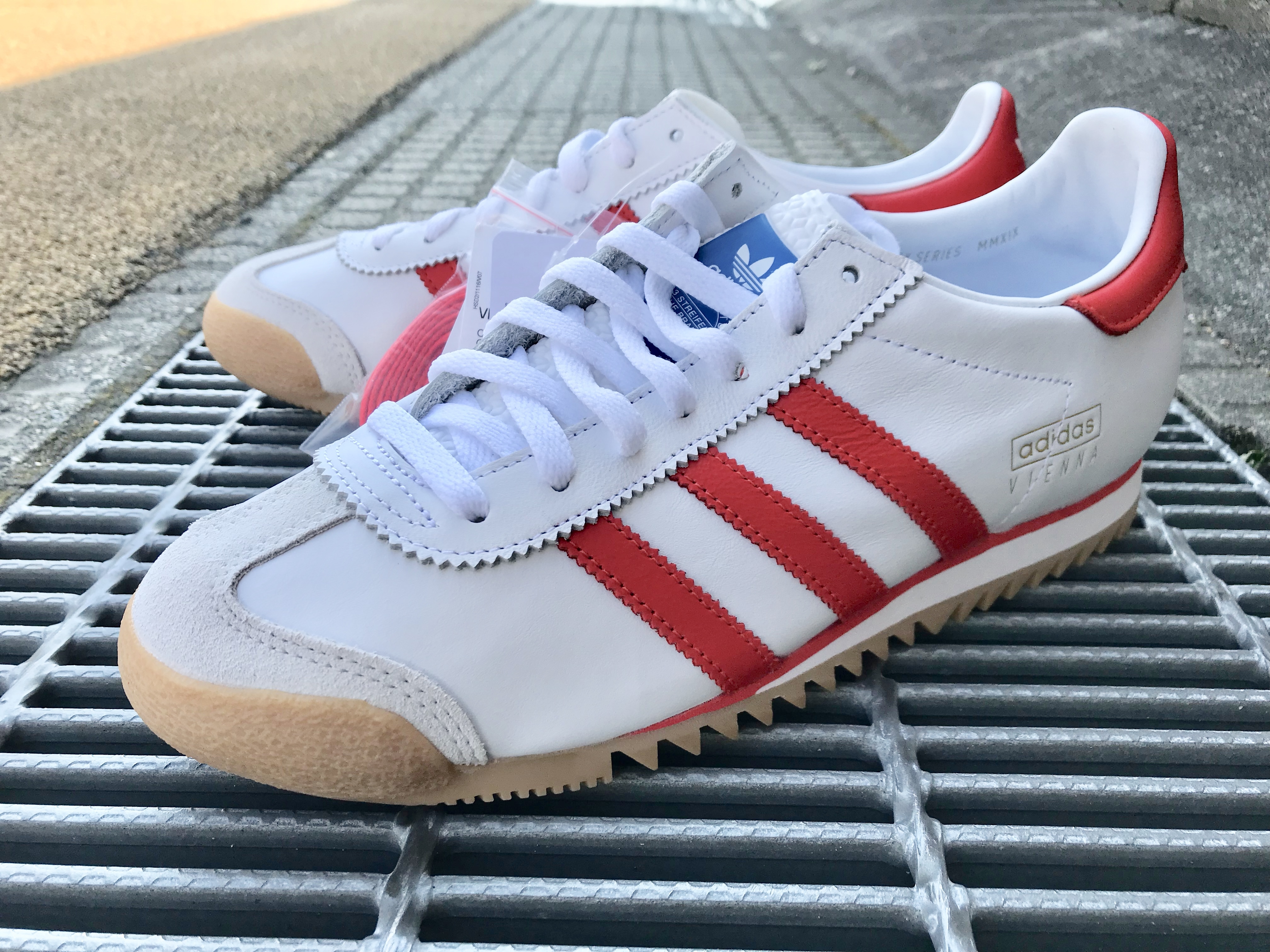 ADIDAS VIENNA (FTWWHT/ACTRED/GREONE) | 