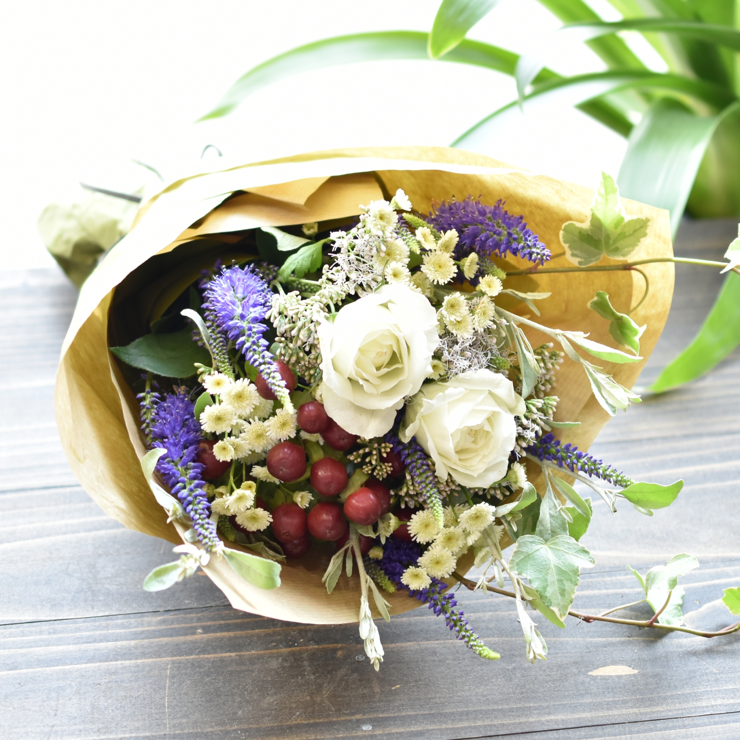 ホワイトローズのミニ花束 フラワーブティックはなむら