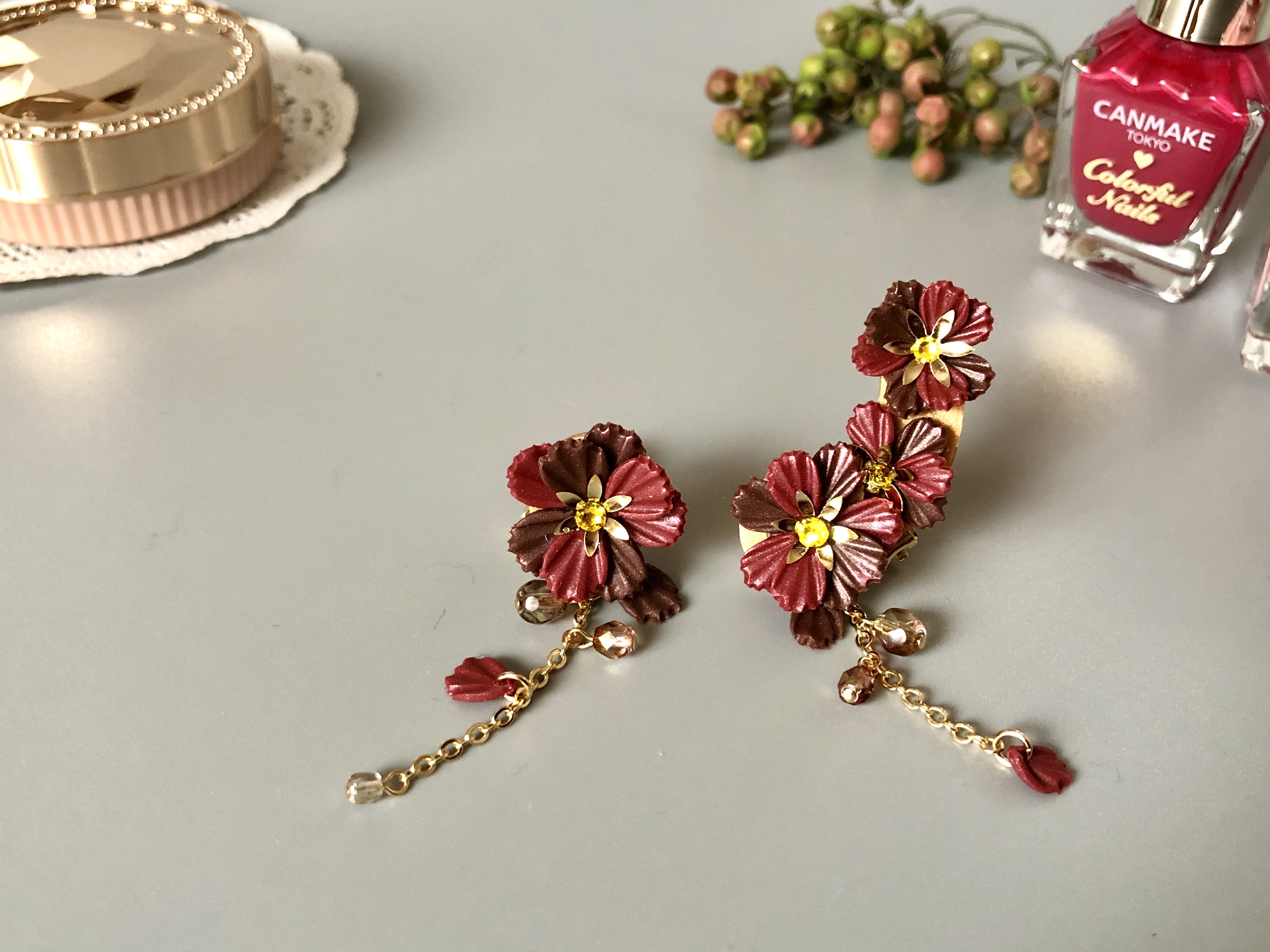 チョコレートコスモスのイヤーカフ アシンメトリー ポリマークレイ オーブン粘土 樹脂粘土 花 Petit Love プチラブ