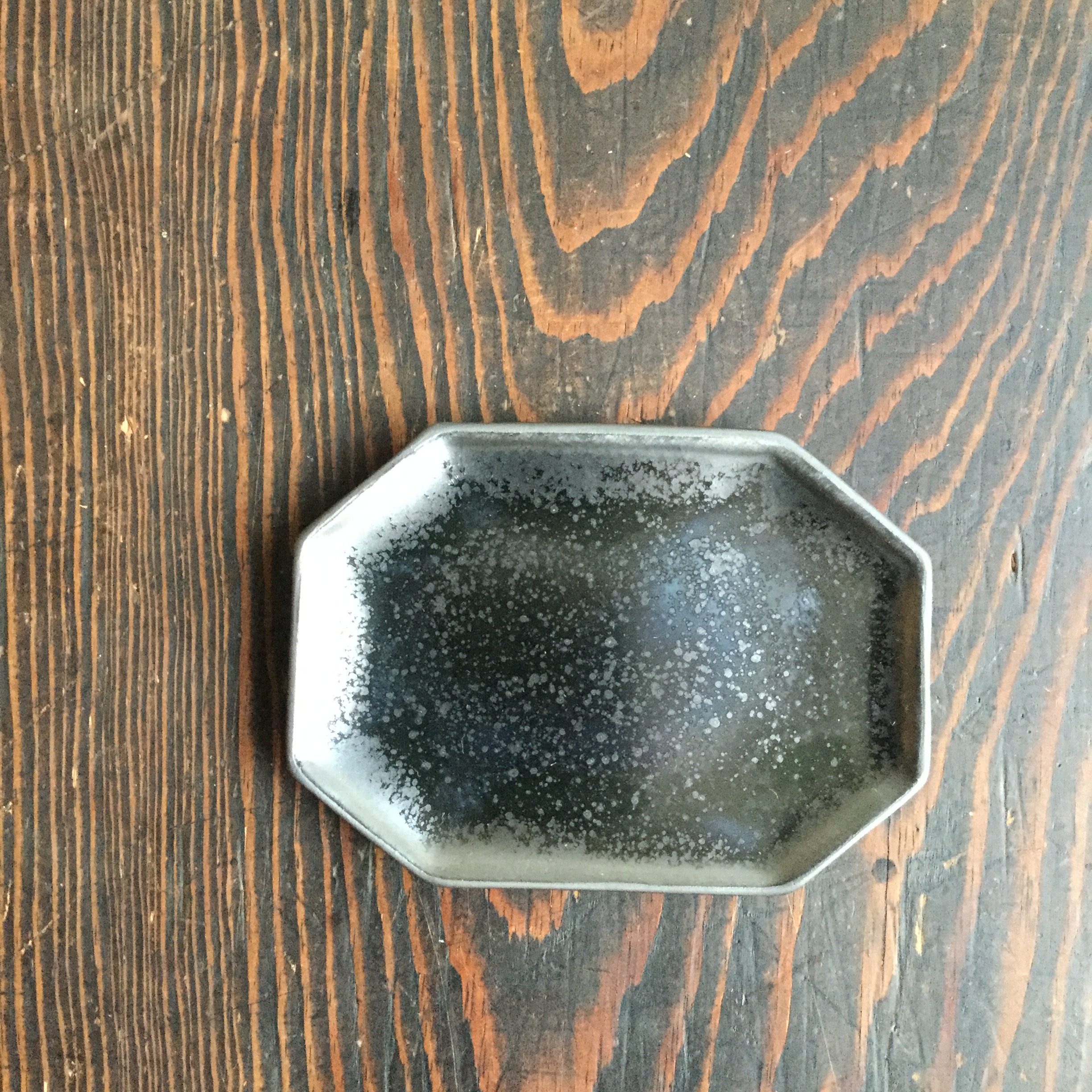 【内田裕太】 黒錆豆皿 八角 9.7㎝×7㎝ - 画像1