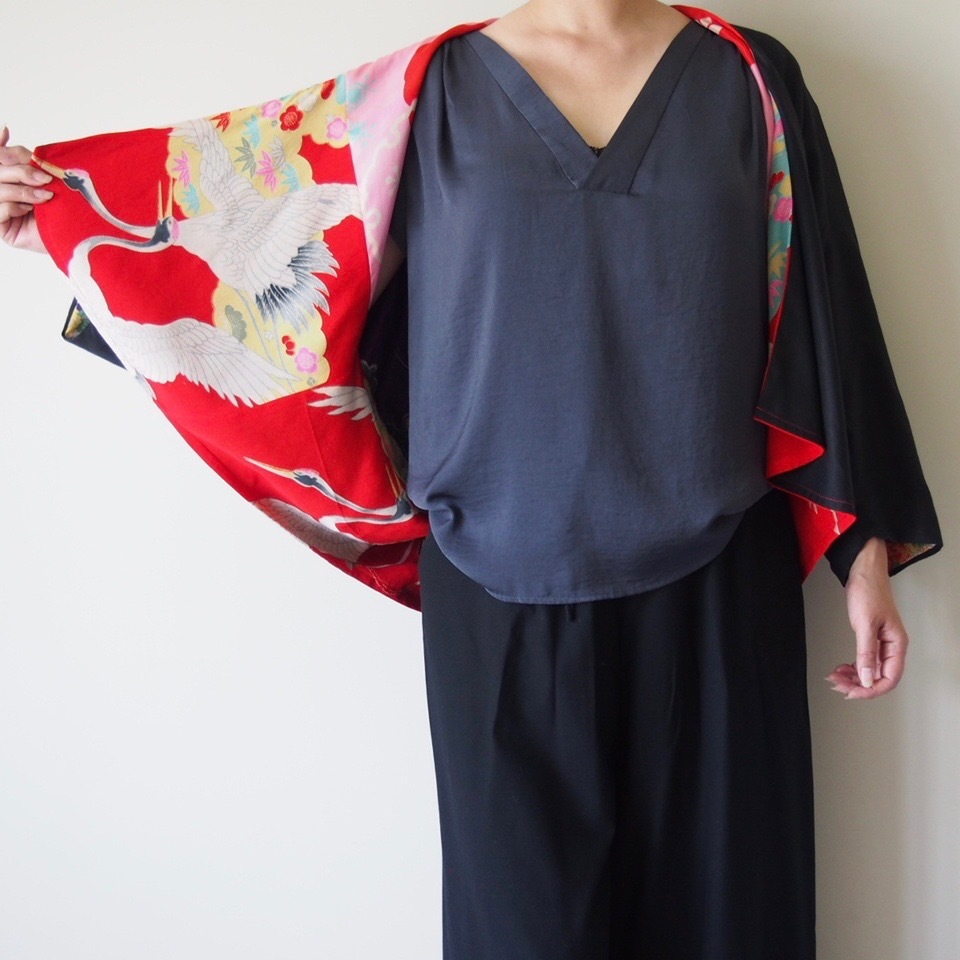 着物地を裏地に使った Kimonoジャケット ブラック 赤 Rika Shioya Boutique