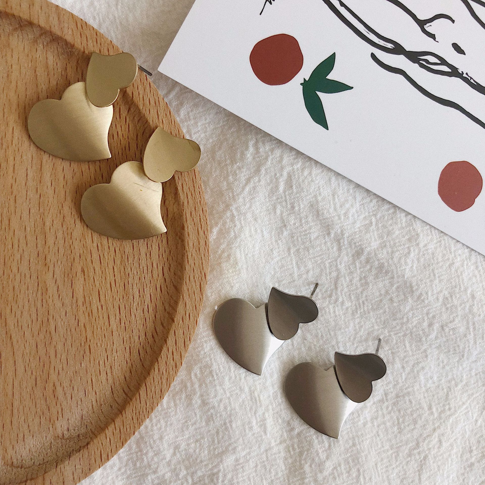 ピアス レディース シルバー ゴールド ダブルハート かわいい 小ぶり きれいめ クール ハート 上品 シンプル 揺れる ゆらゆら 小ぶり きらきら かわいい 大人かわいい おしゃれ アクセサリー ジュエリー 耳飾り 大人 アクセ 合金 大人 ワンポイント アクセント 女子力