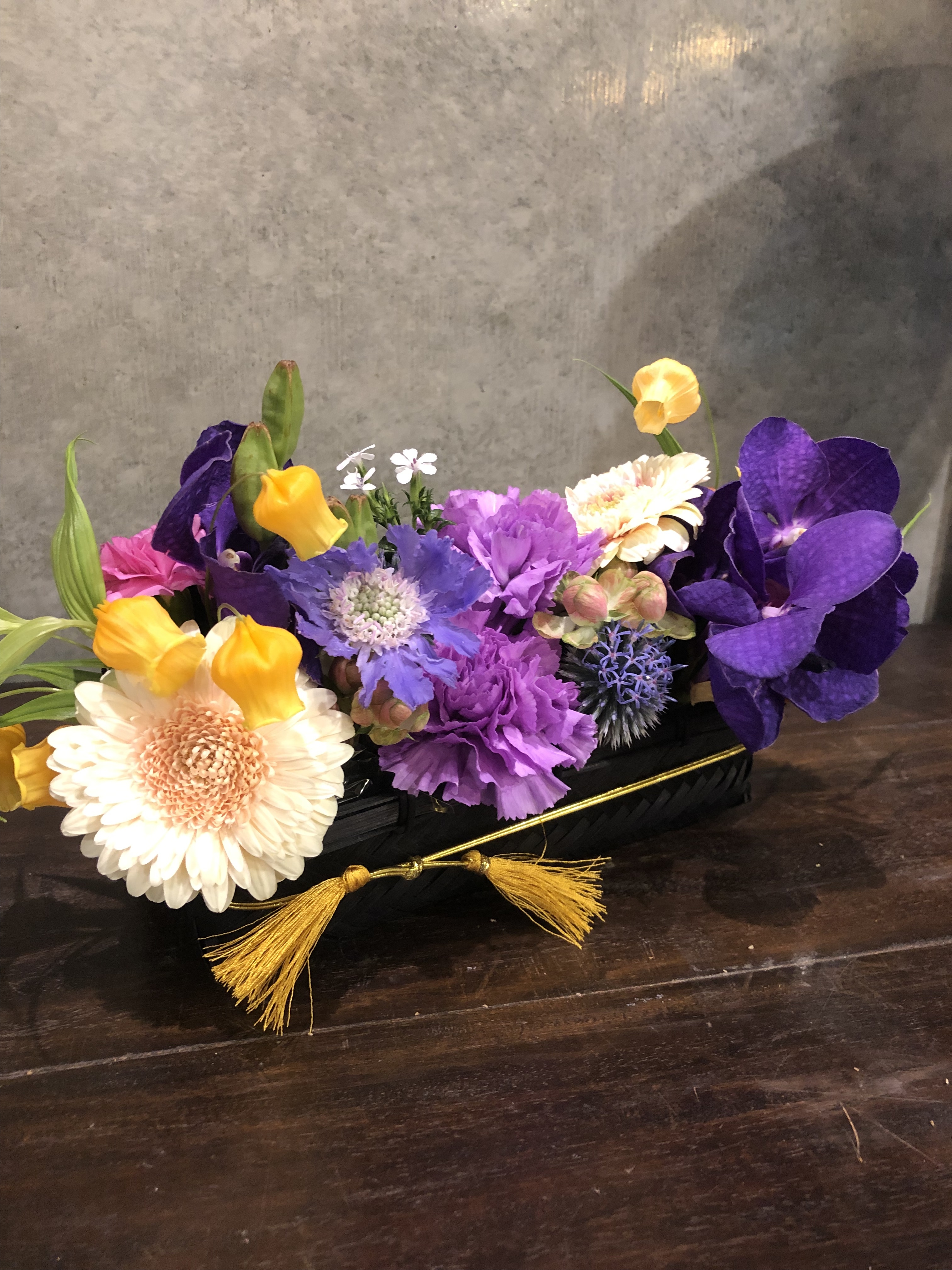 黒竹籠の花贈り