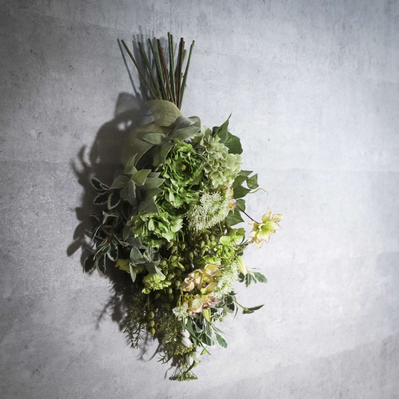 鮮やかなキャベッジローズが新鮮なスワッグアレンジ Yokohamadisplaymuseum Arrangementline