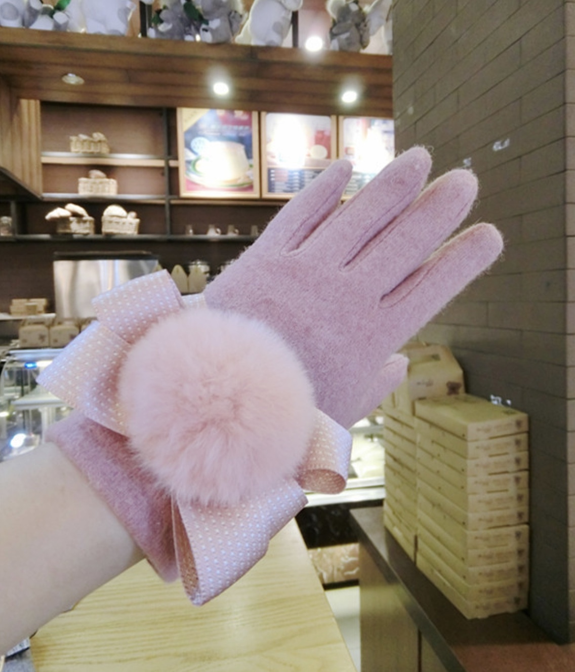 手袋 レディース 防風 防寒 手荒れ 女性 リボン付き ボンボン付き かわいい フリーサイズ おしゃれ グローブ ふわふわ 暖かい 春 秋 冬 ピンク グレー ブラック レディースの海外トレンドファッション通販サイト Kahana 手袋 レディース 防風 防寒 手荒れ 女性 リボン付き ボンボン付き かわいい フリーサイズ おしゃれ グローブ ふわふわ 暖かい 春 秋 冬 ピンク グレー ブラック レディースの海外トレンドファッション通販サイト Kahana