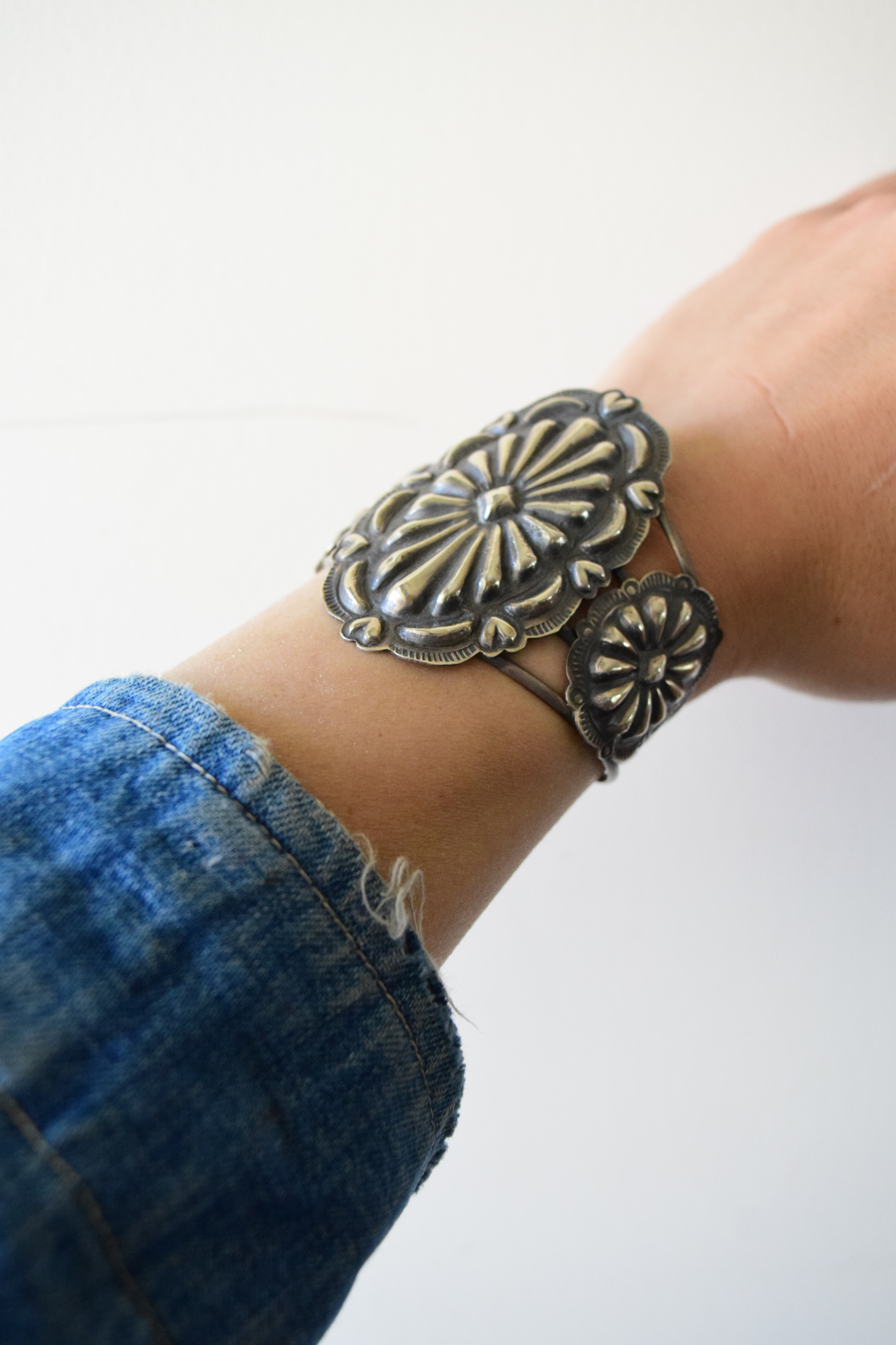 Old “NAVAJO”  Repousse Bangle の画像 3