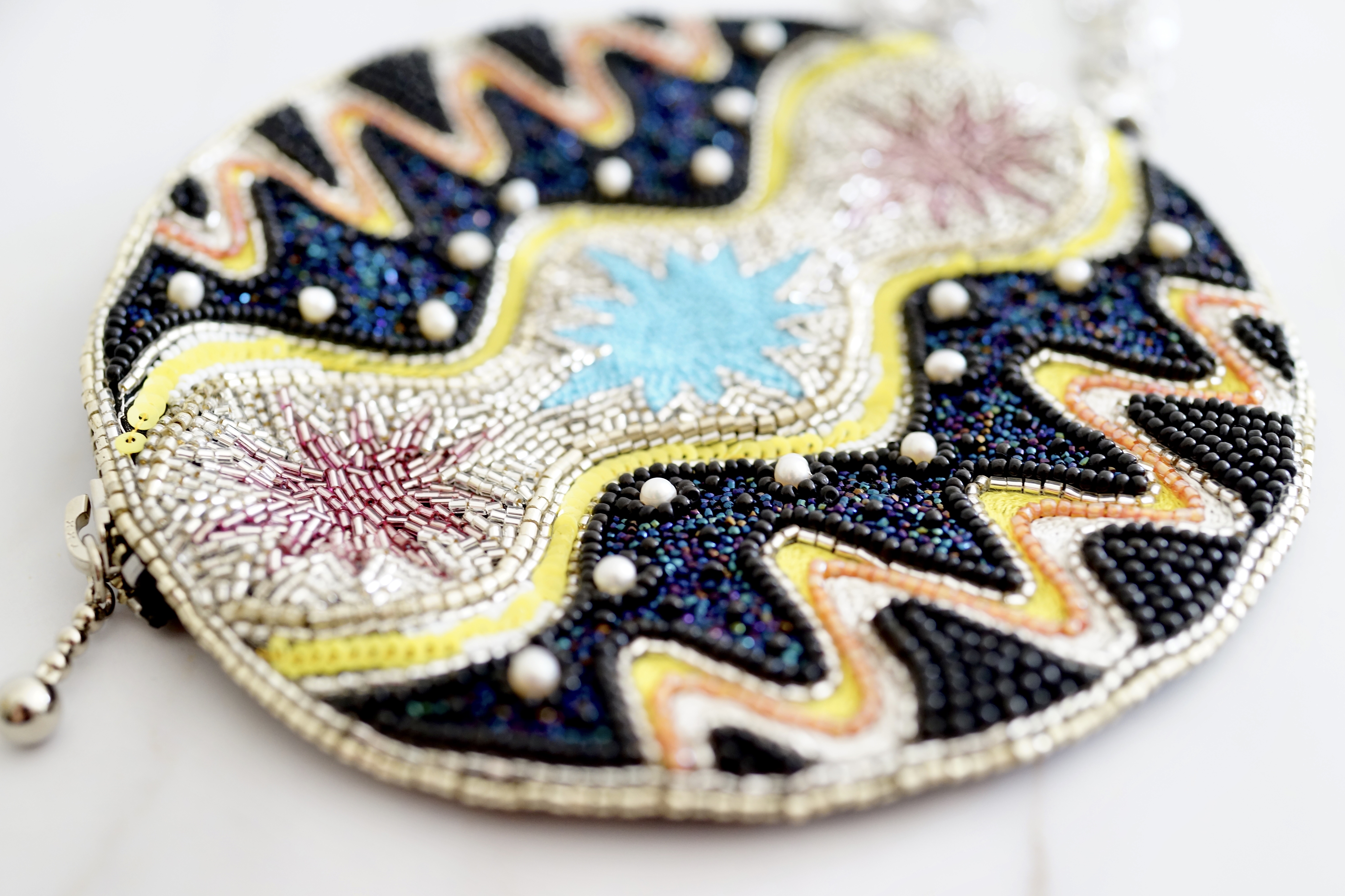 【刺繍ラウンドポーチ】 "UNIVERS!"
