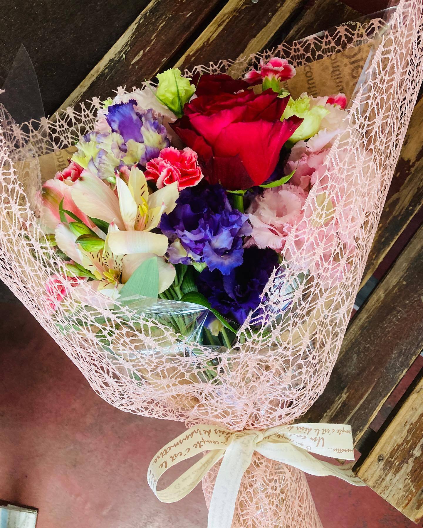 【手渡し専用】プロにお任せお祝い用花束　５５００円